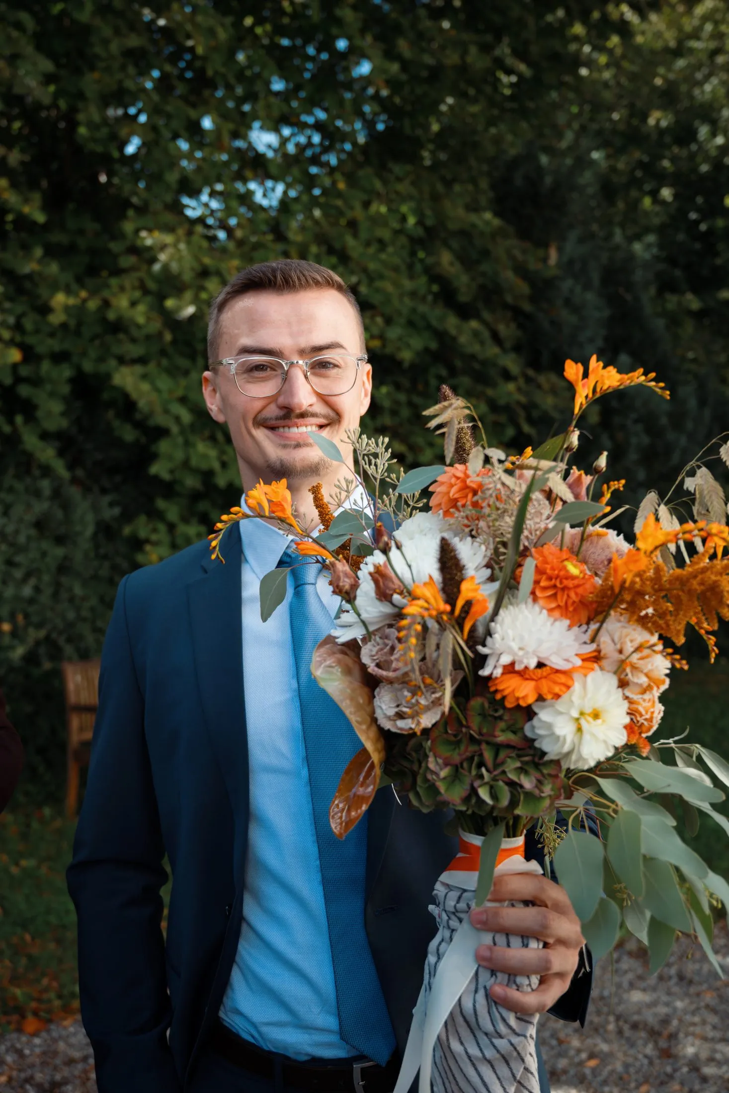 Hochzeitsgäste begegnen einander im Freien.