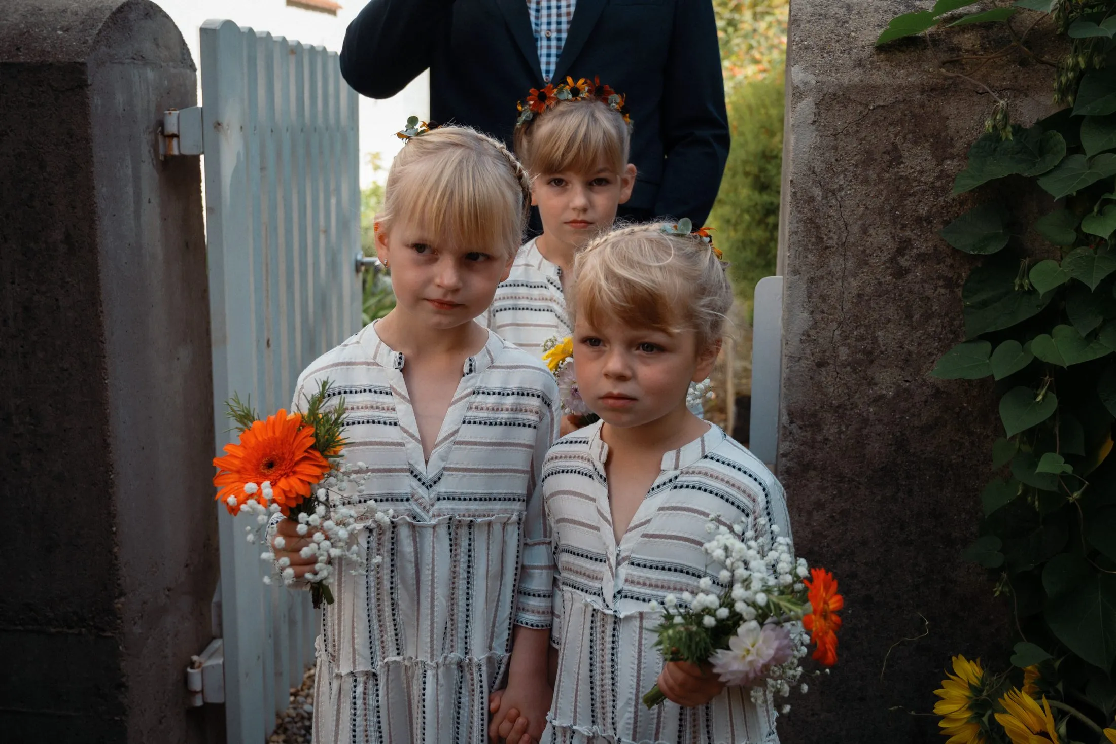 Gäste bei Lisa und Martins Hochzeit im Garten.
