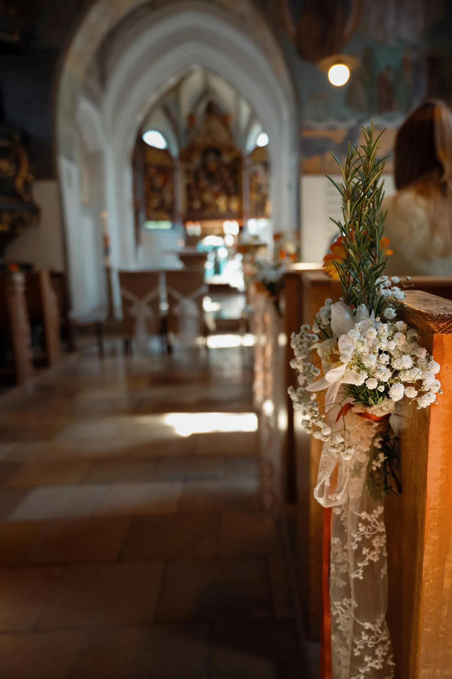 Blick durch den Mittelgang auf die Trauung in der Kirche in Reutti.