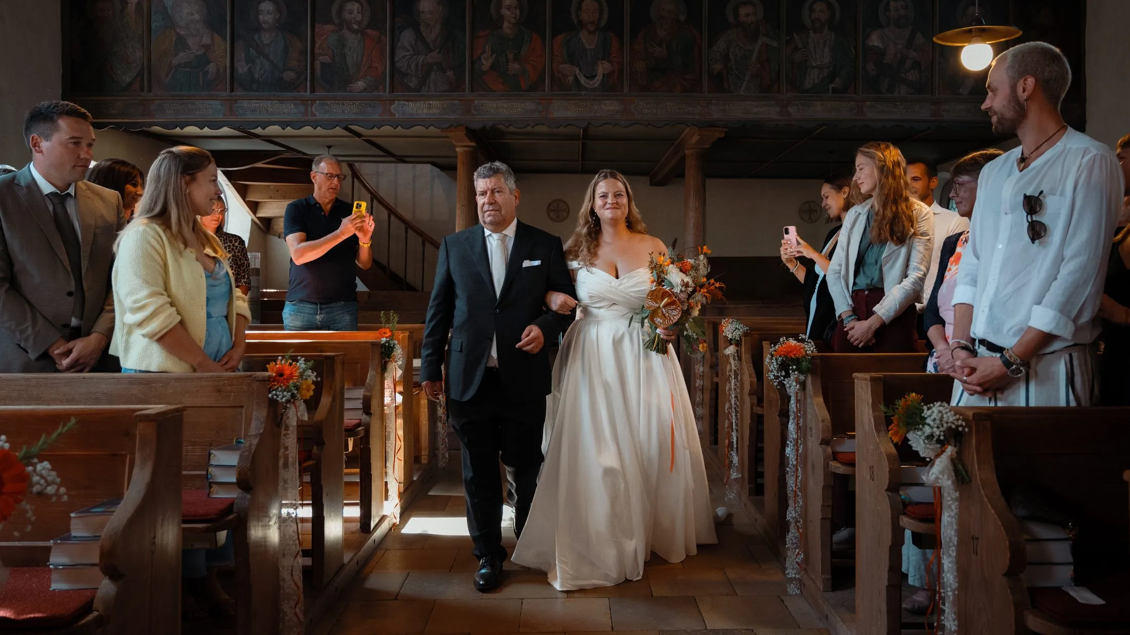 Ein Moment der Trauung von Lisa und Martin in der Kirche.