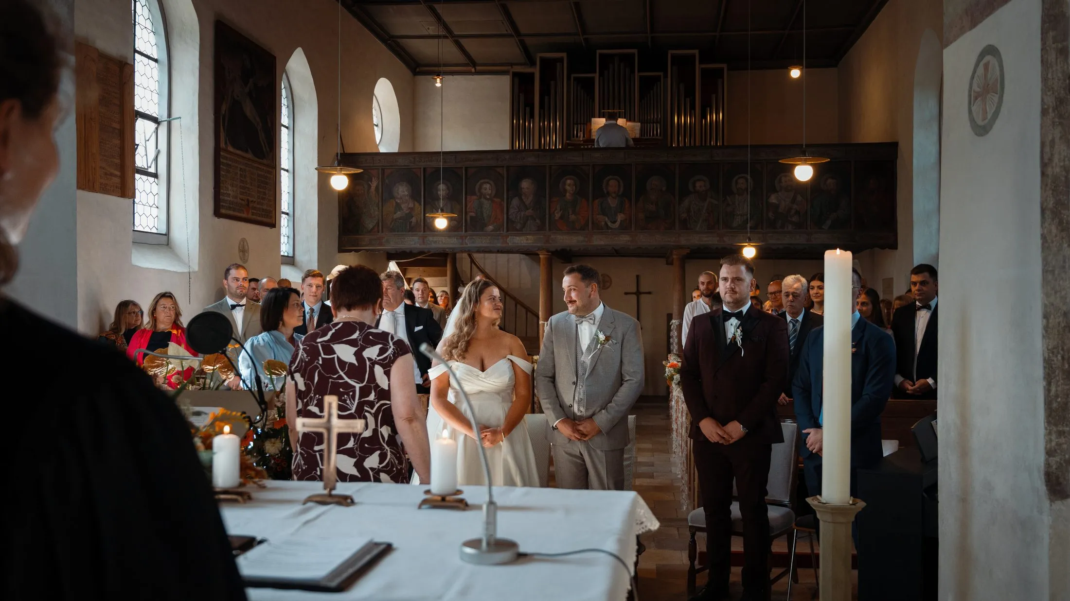 Ein Moment der Trauung von Lisa und Martin in der Kirche.