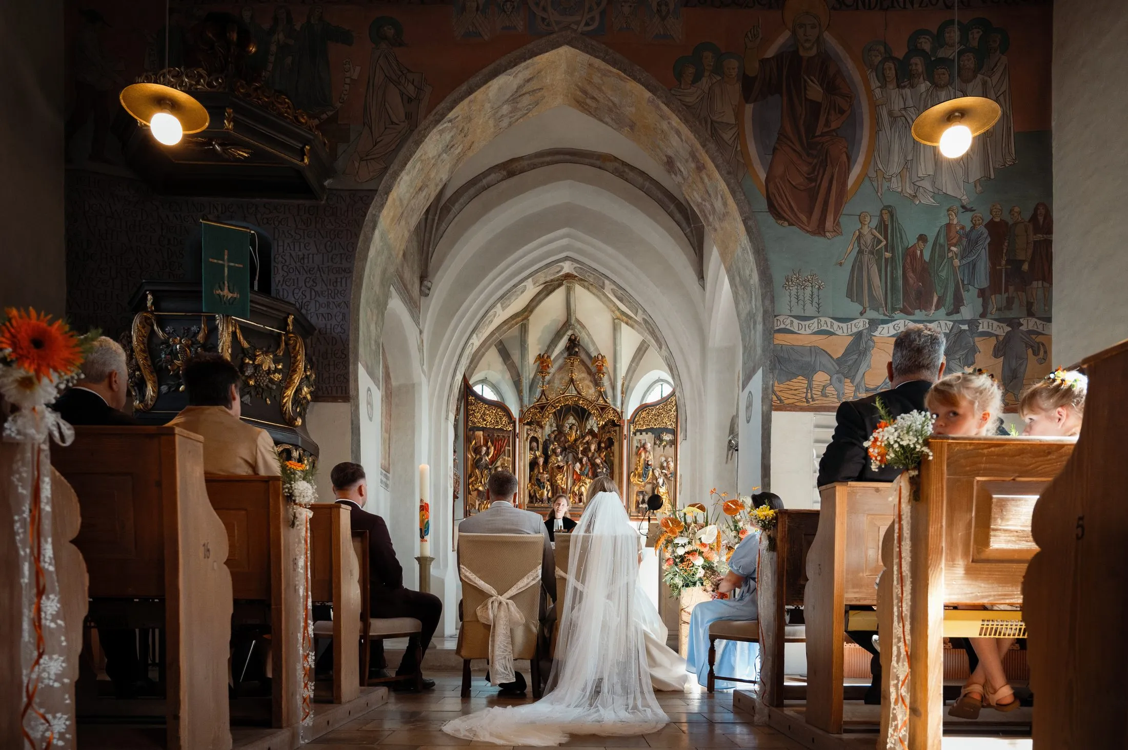 Szene aus der kirchlichen Trauung in Reutti.