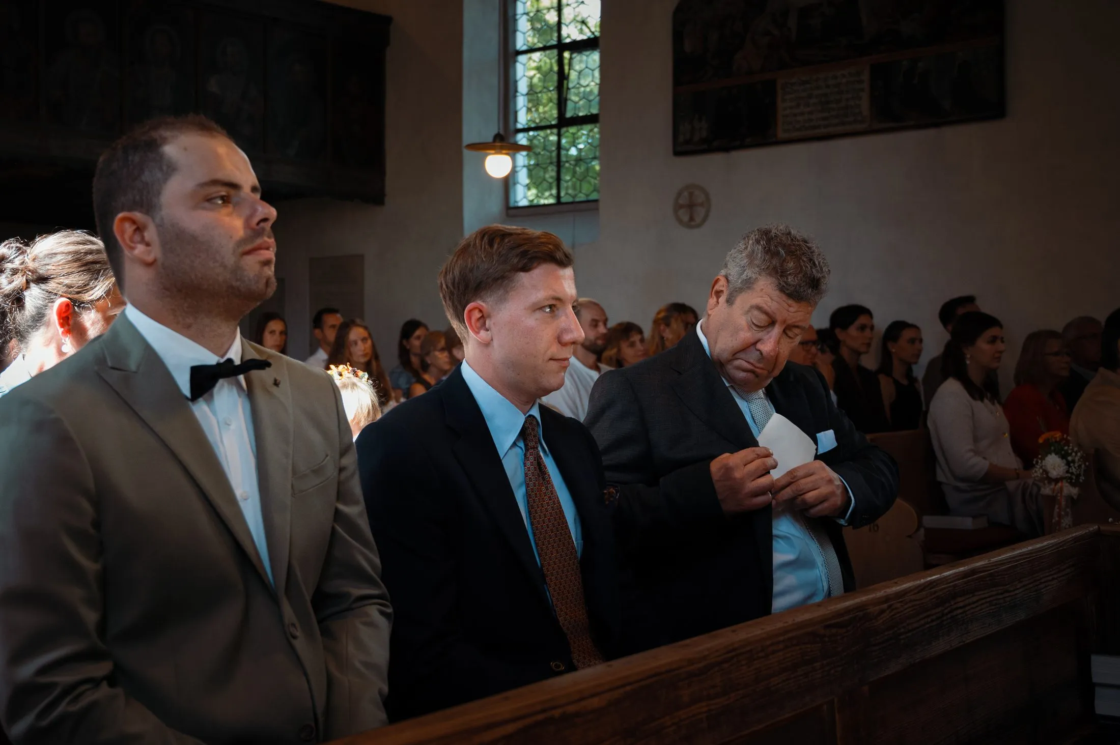 Gäste und Brautpaar während der Trauung in der Kirche.