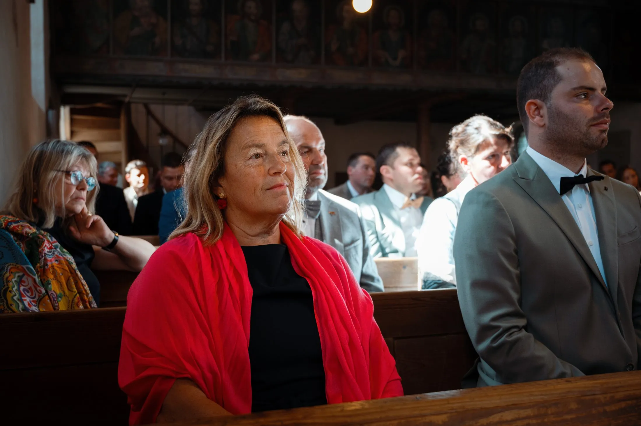 Ein Moment der Trauung von Lisa und Martin in der Kirche.