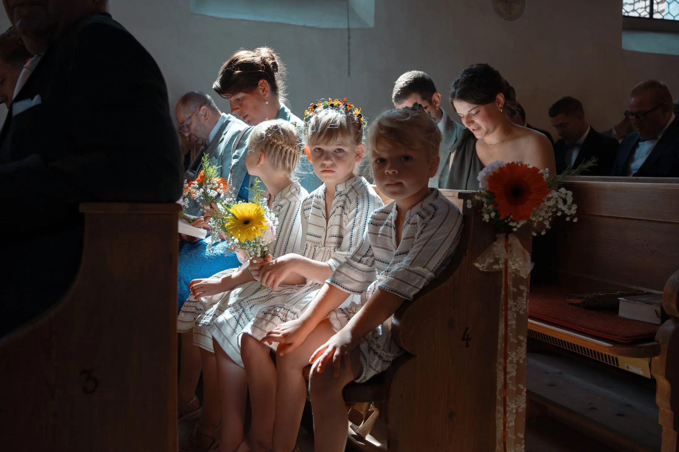 Ein Moment der Trauung von Lisa und Martin in der Kirche.