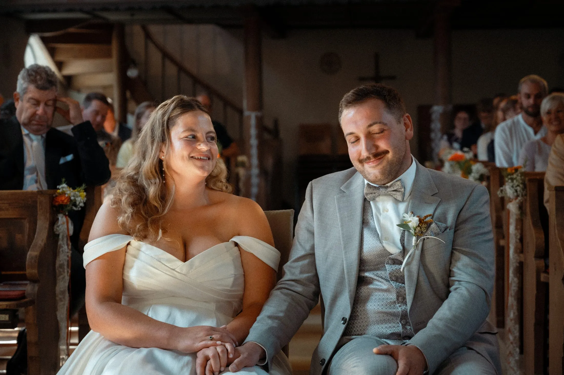 Ein Moment der Trauung von Lisa und Martin in der Kirche.