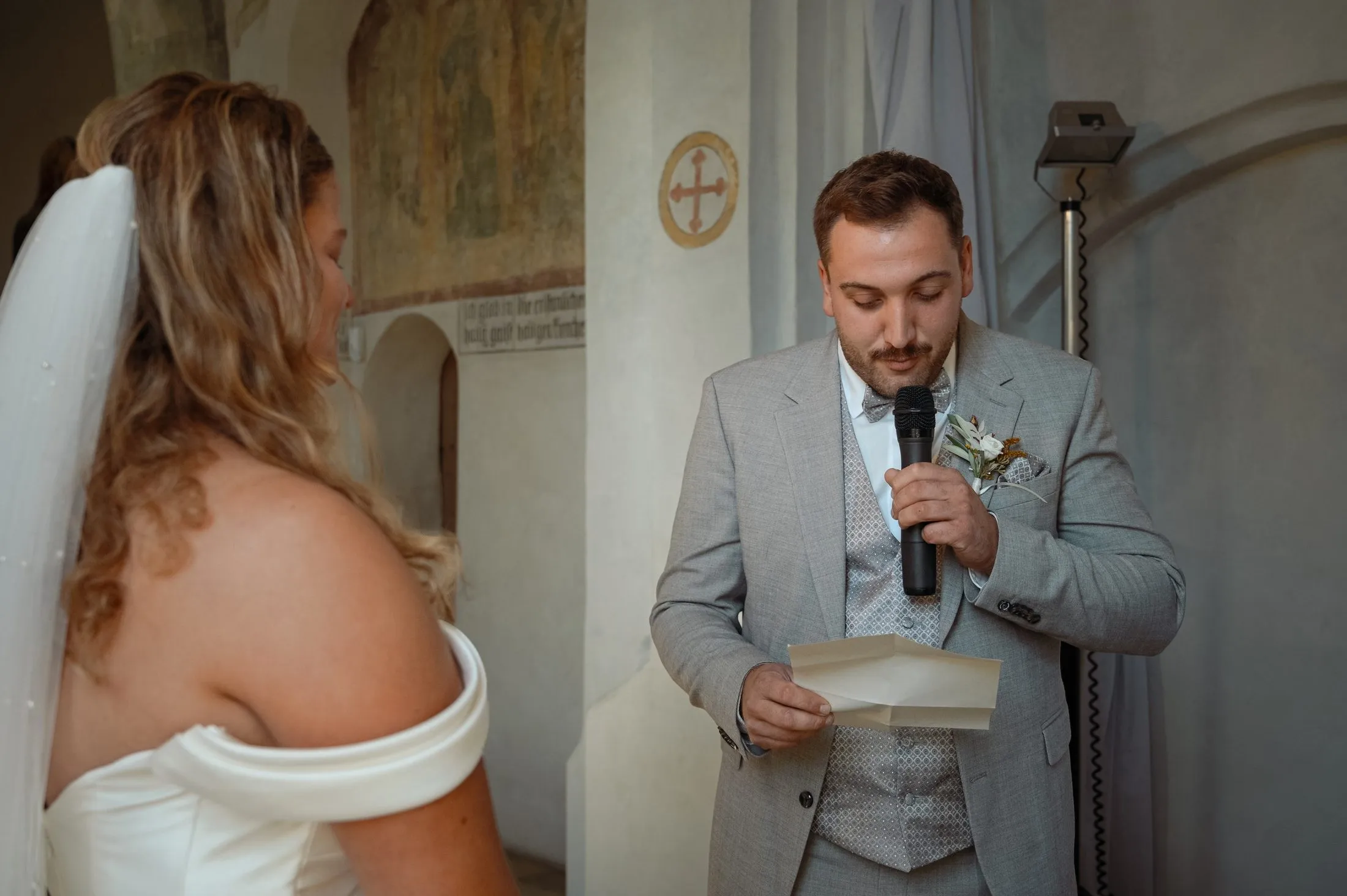 Ein Moment der Trauung von Lisa und Martin in der Kirche.