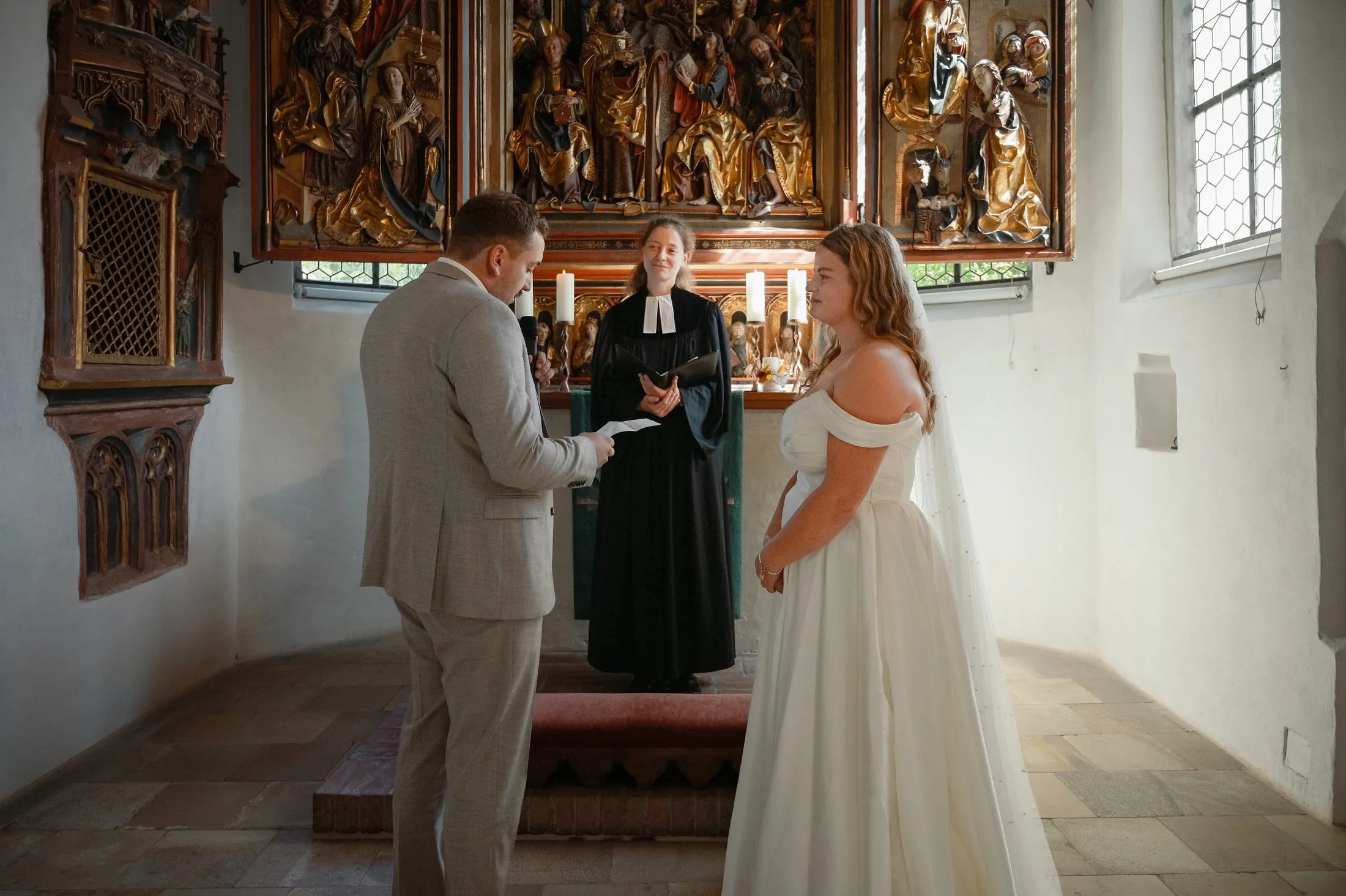 Blick in die Kirche während Lisa und Martins Trauung.