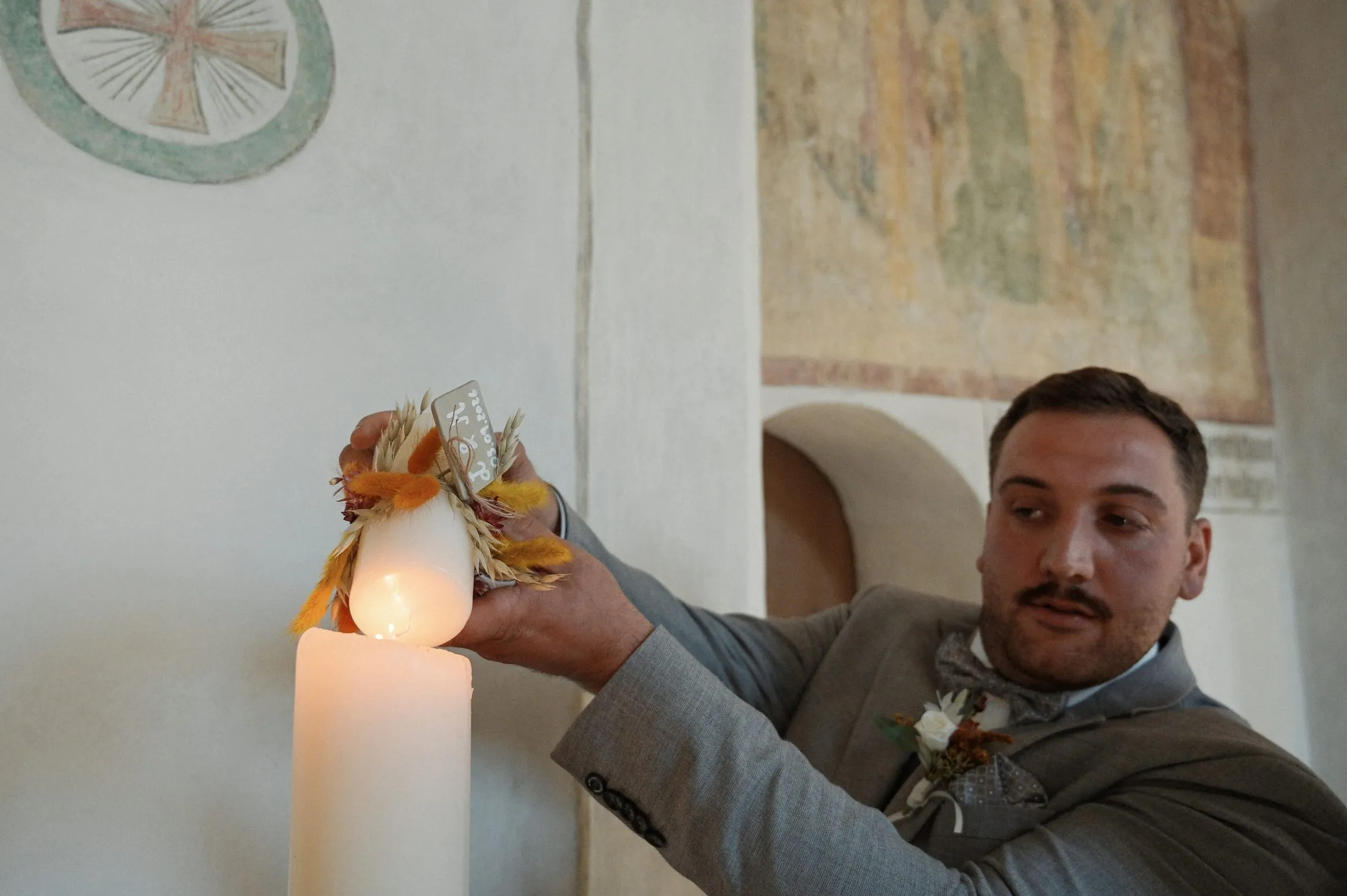 Gäste und Brautpaar während der Trauung in der Kirche.