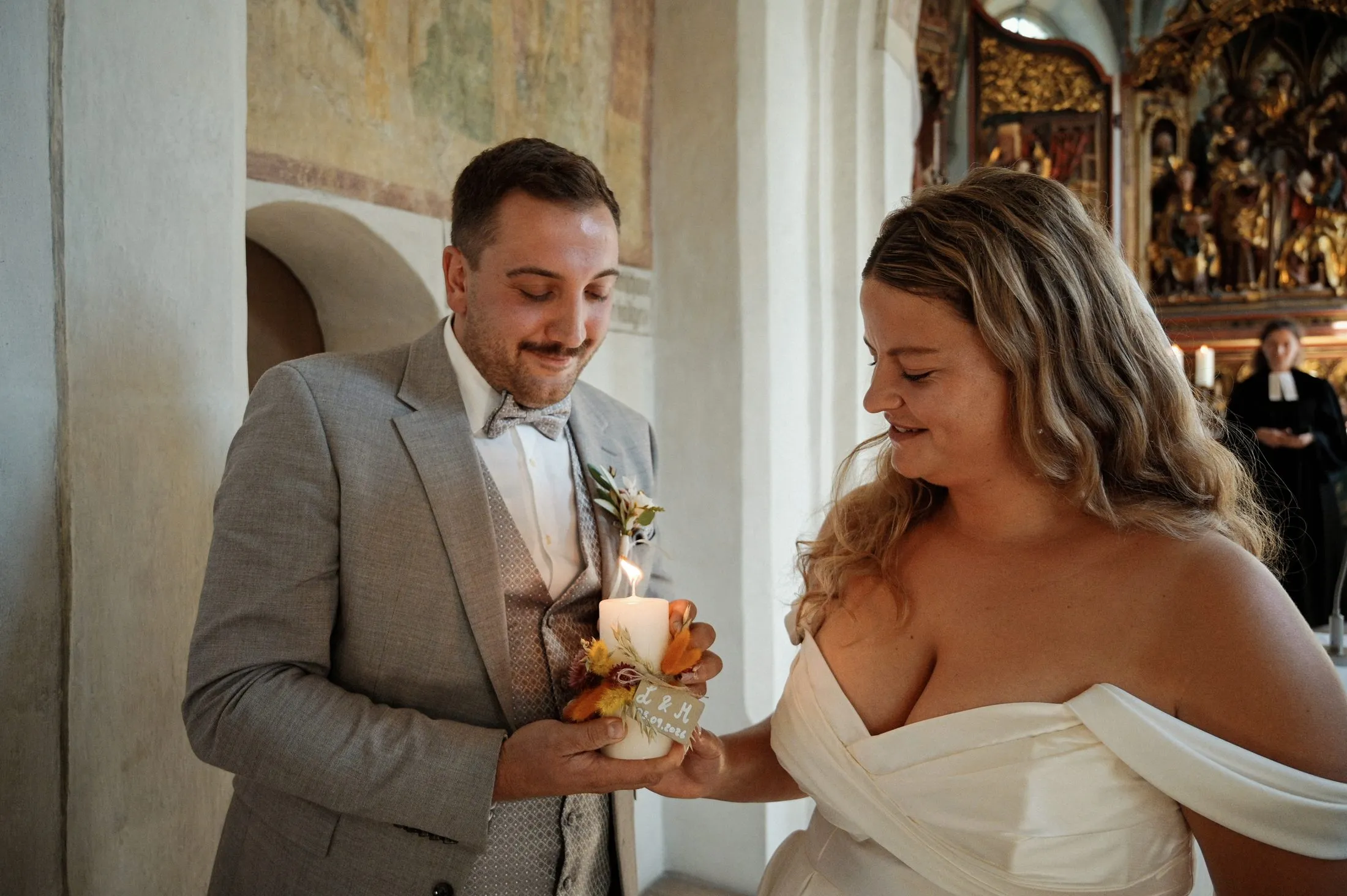 Ein Moment der Trauung von Lisa und Martin in der Kirche.