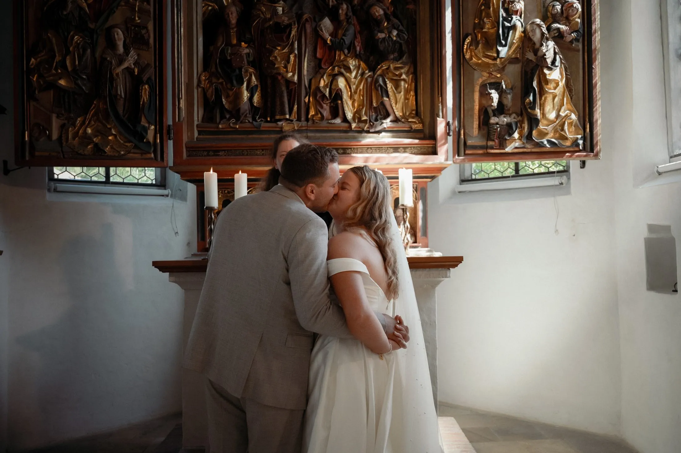 Lisa und Martin küssen sich während der Trauung in der Kirche.