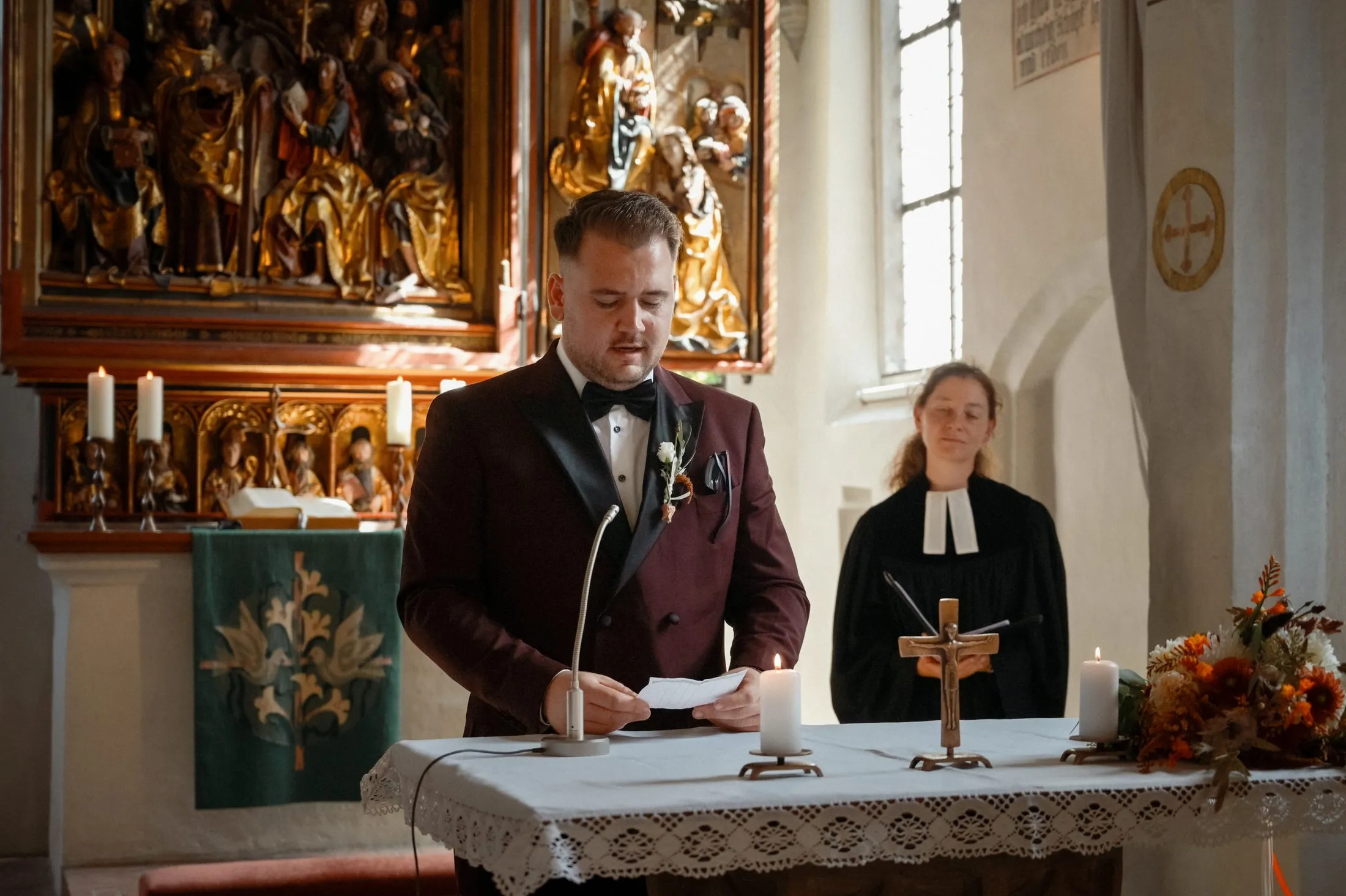 Gäste und Brautpaar während der Trauung in der Kirche.