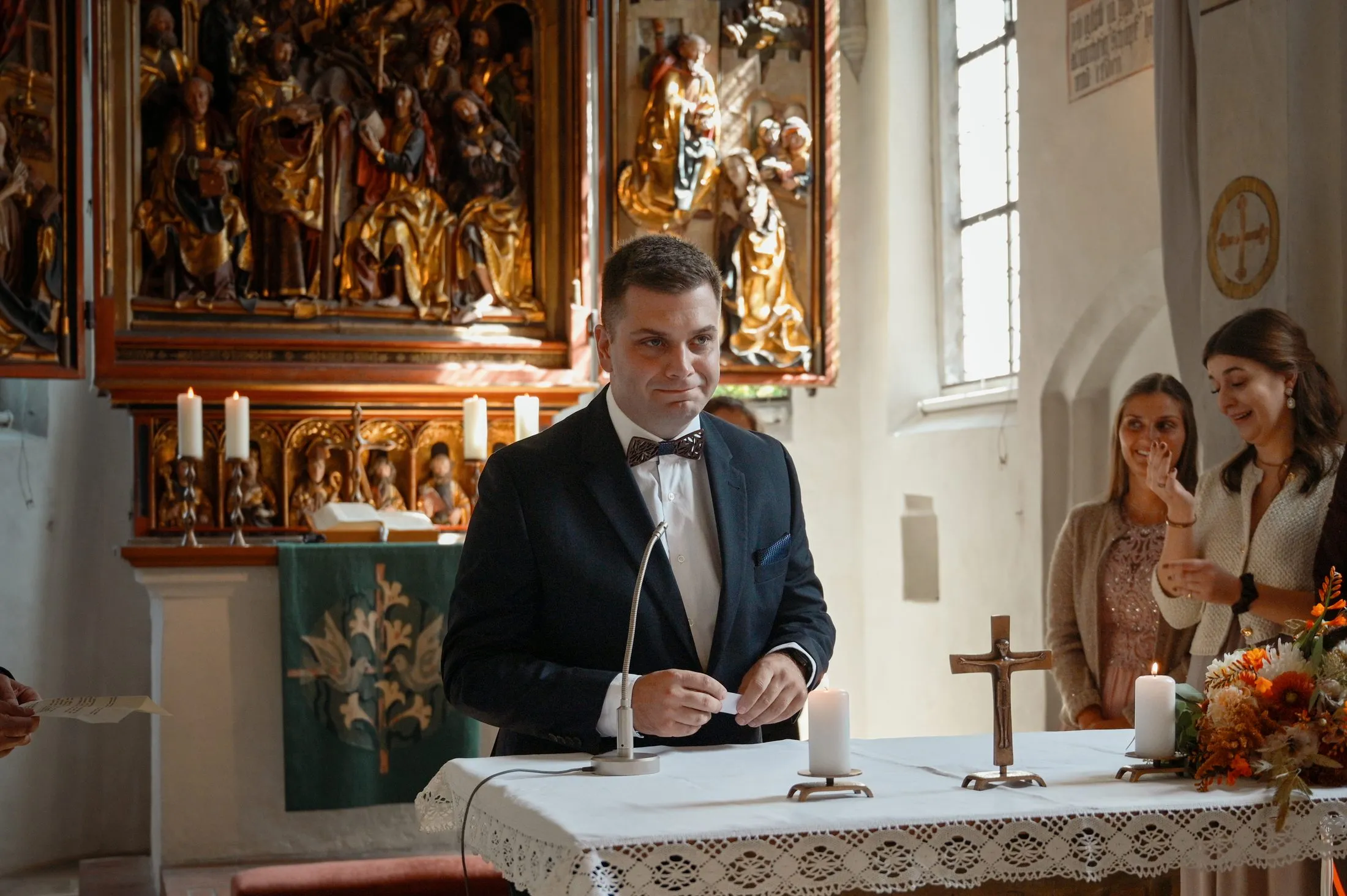 Ein Moment der Trauung von Lisa und Martin in der Kirche.