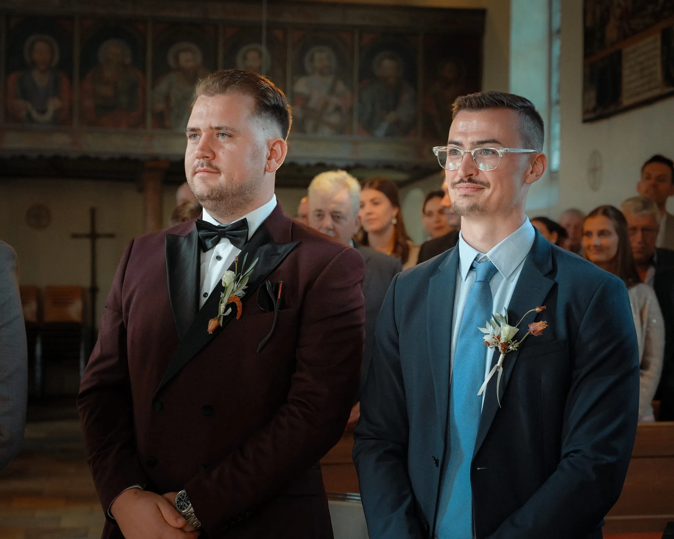 Gäste und Brautpaar während der Trauung in der Kirche.