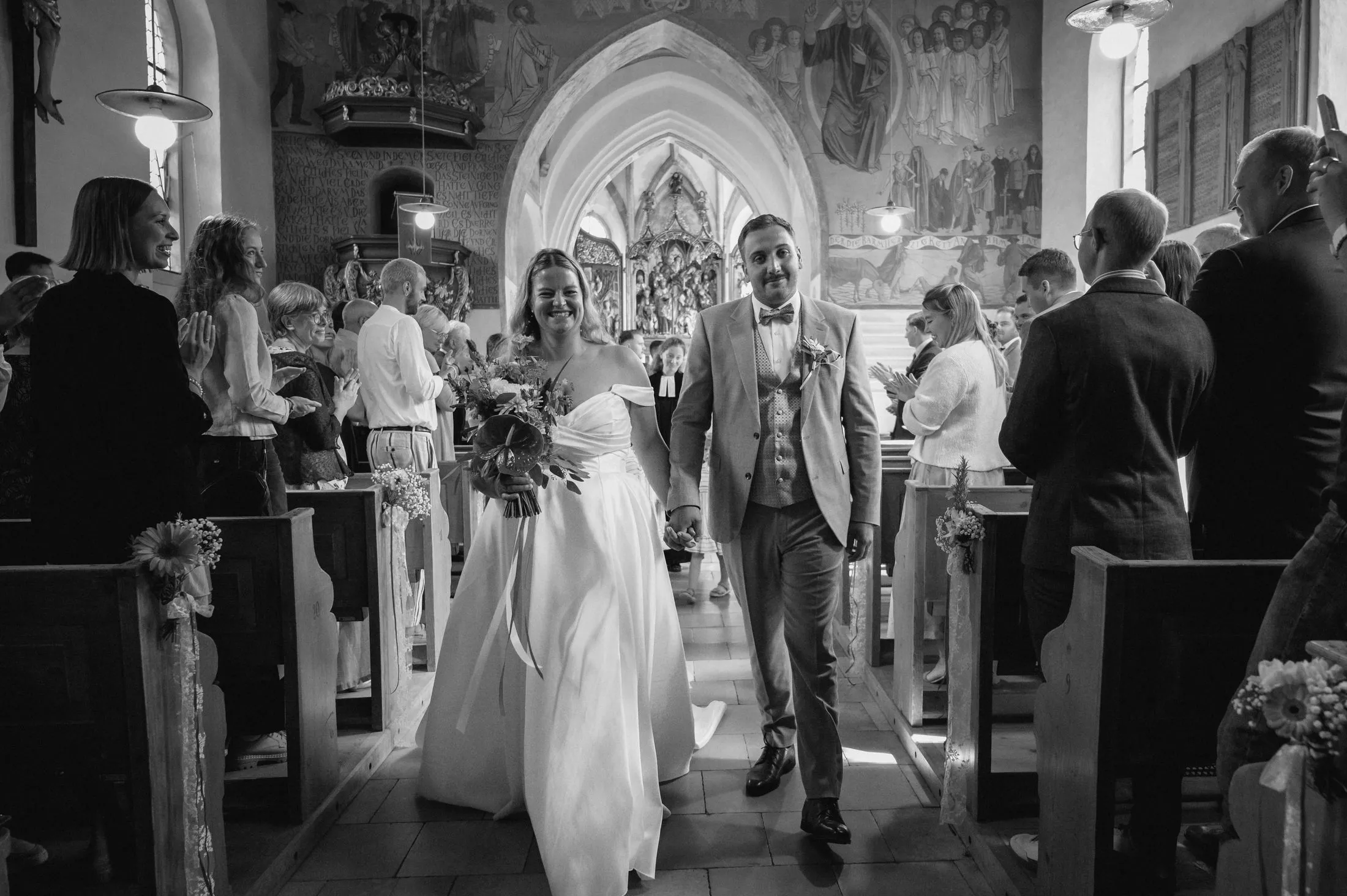 Ein Moment der Trauung von Lisa und Martin in der Kirche.