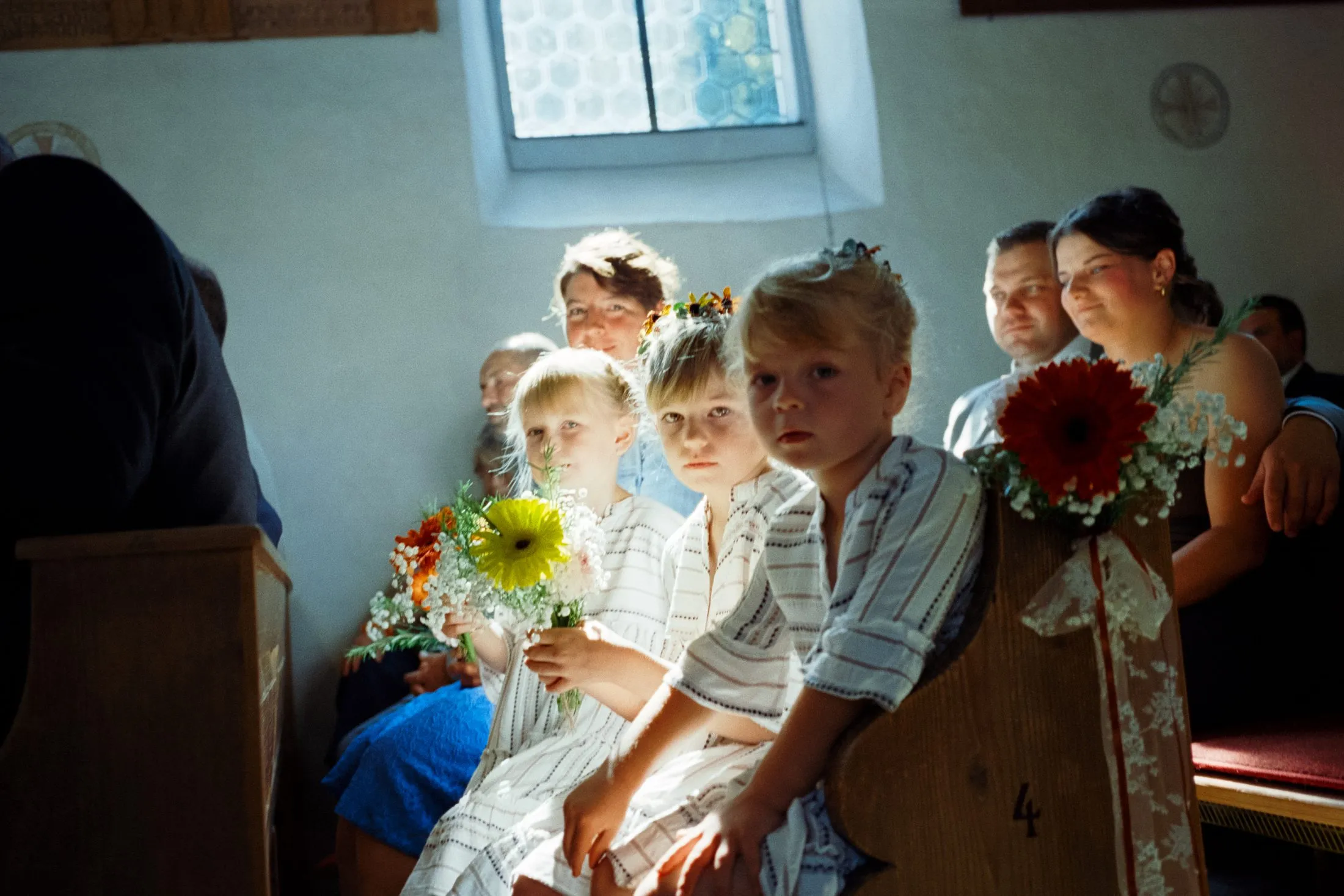 Ein Moment der Trauung von Lisa und Martin in der Kirche.
