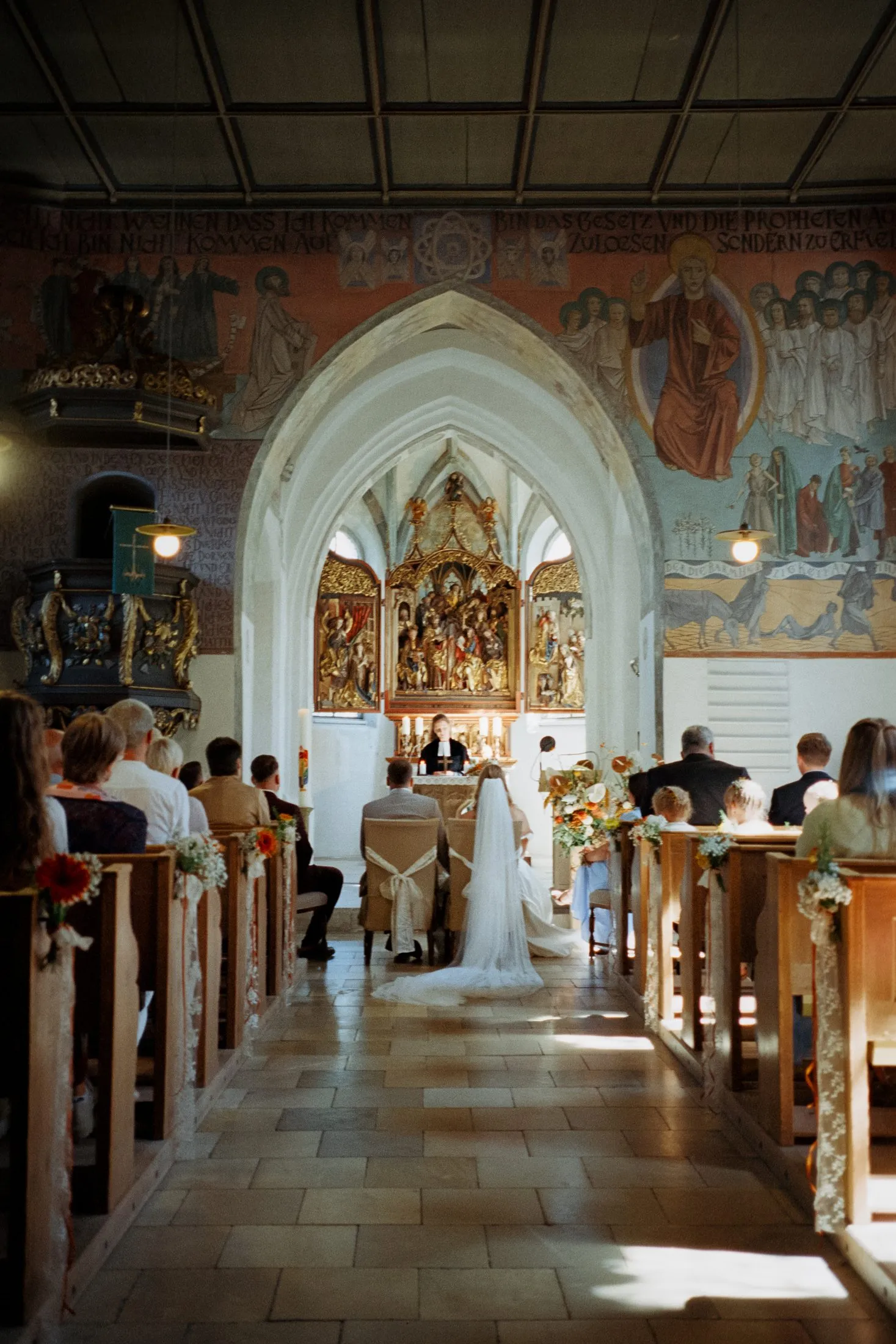 Blick in die Kirche während Lisa und Martins Trauung.