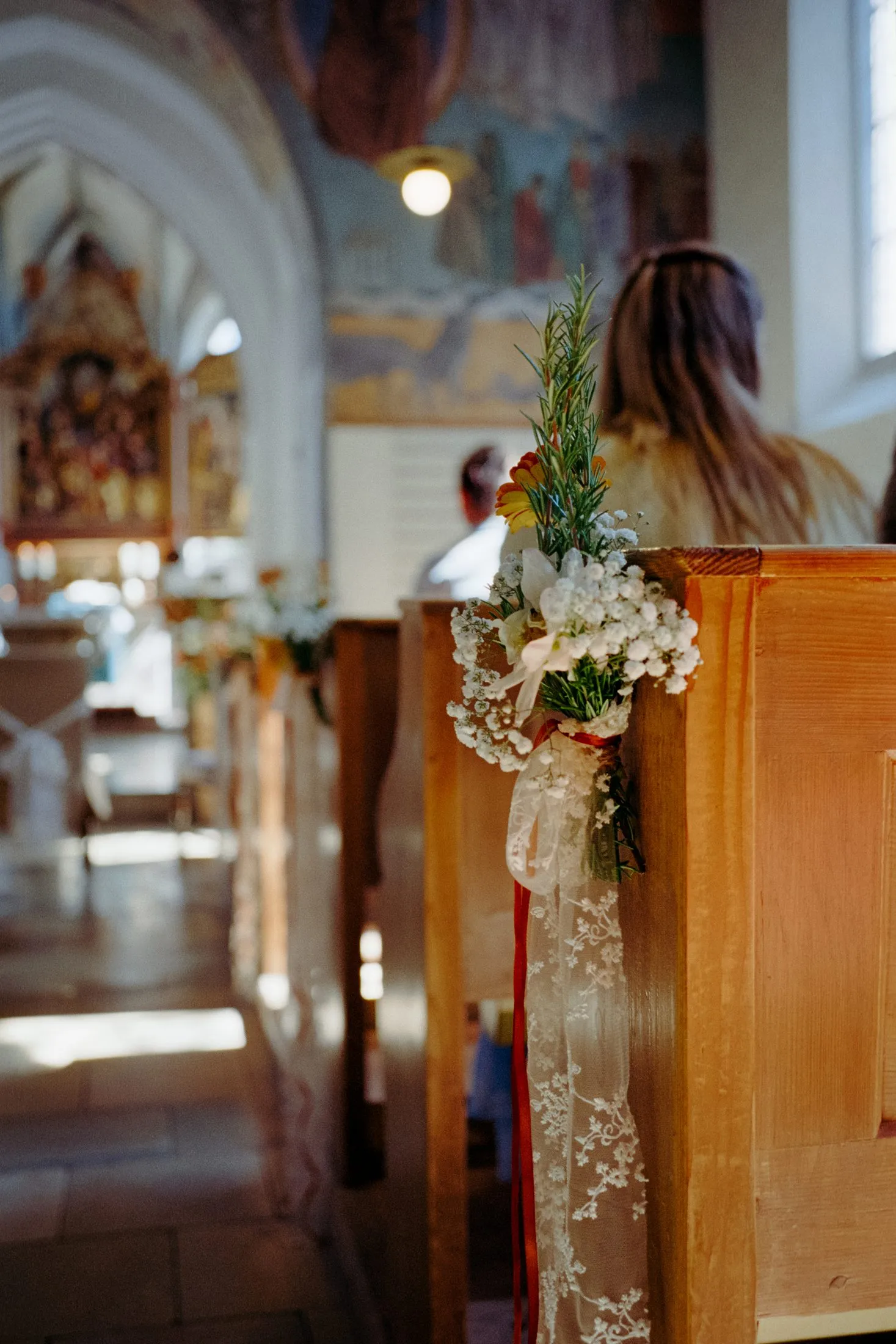 Gäste und Brautpaar während der Trauung in der Kirche.