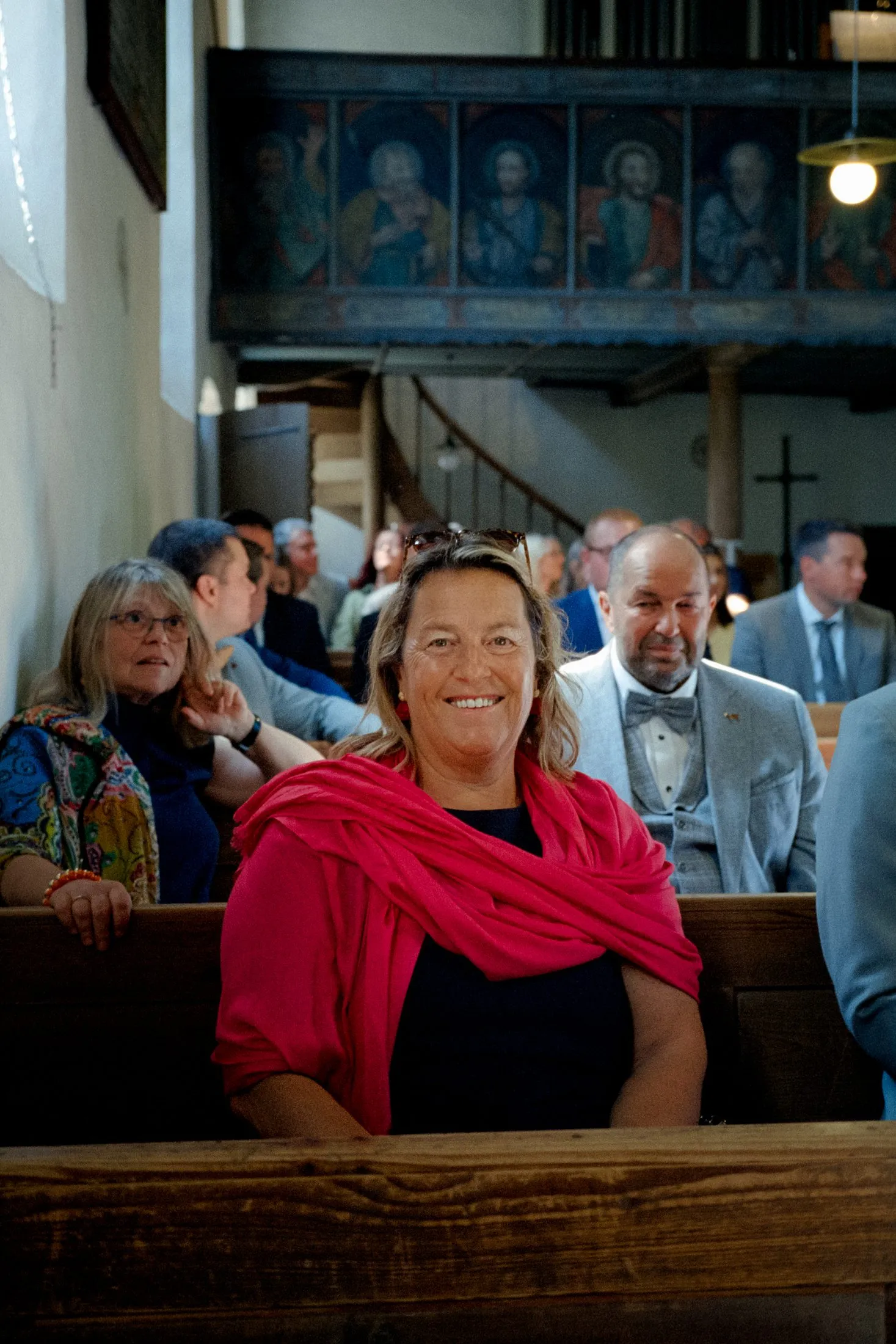 Ein Moment der Trauung von Lisa und Martin in der Kirche.