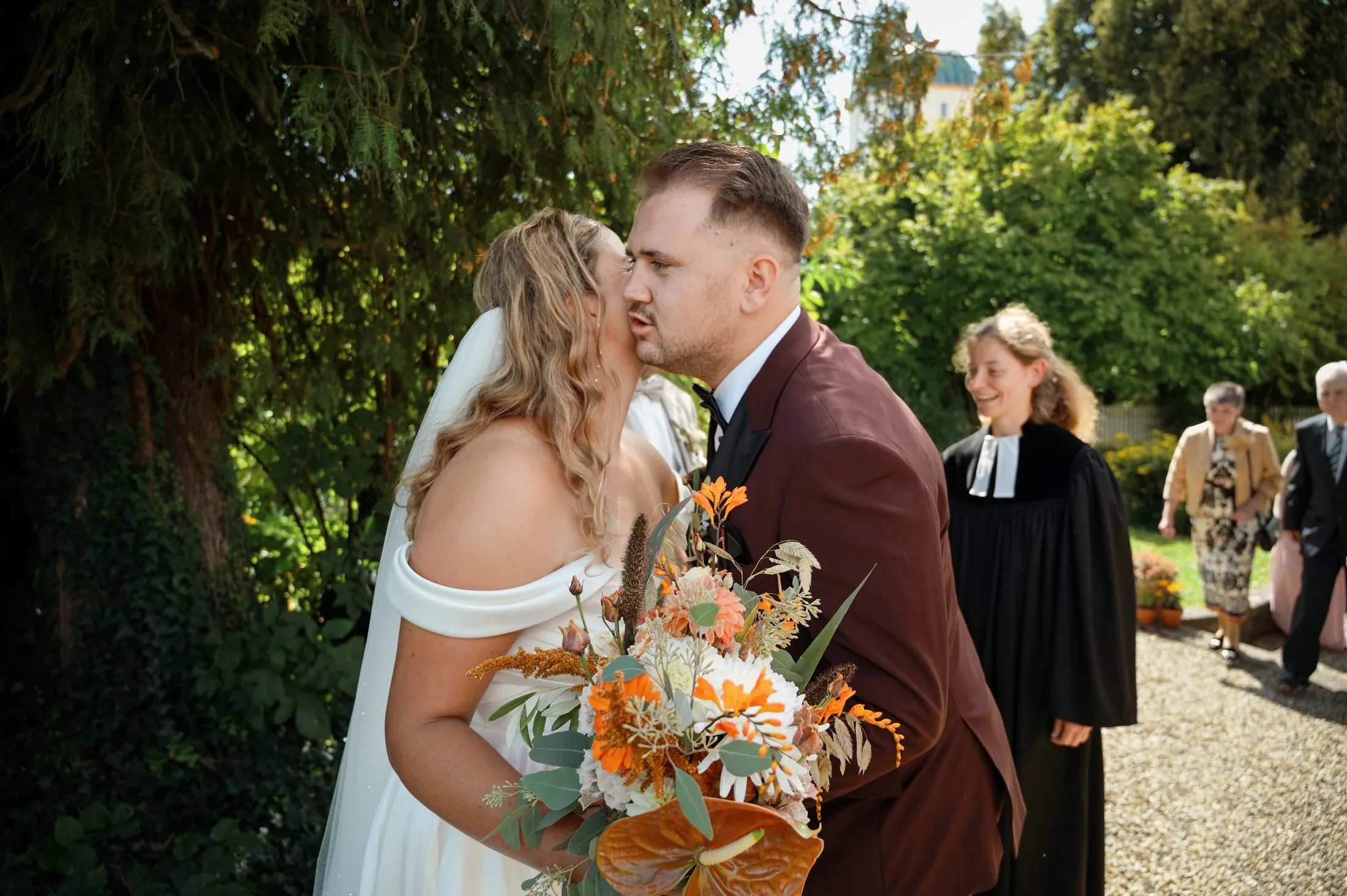 Gäste bei Lisa und Martins Hochzeit im Garten.