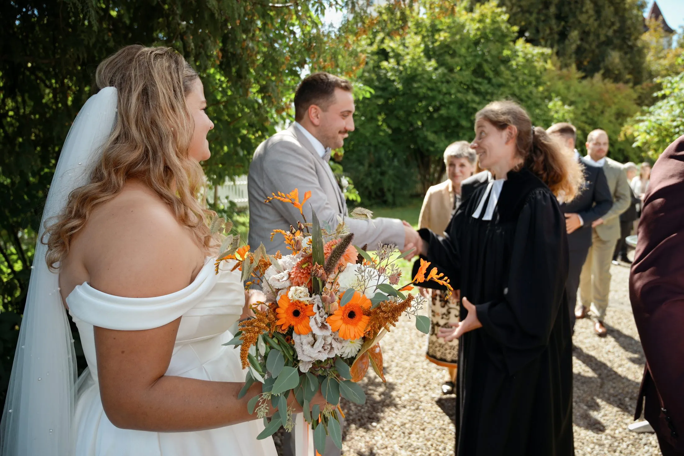 Ein Begegnungsmoment bei Lisa und Martins Hochzeit.
