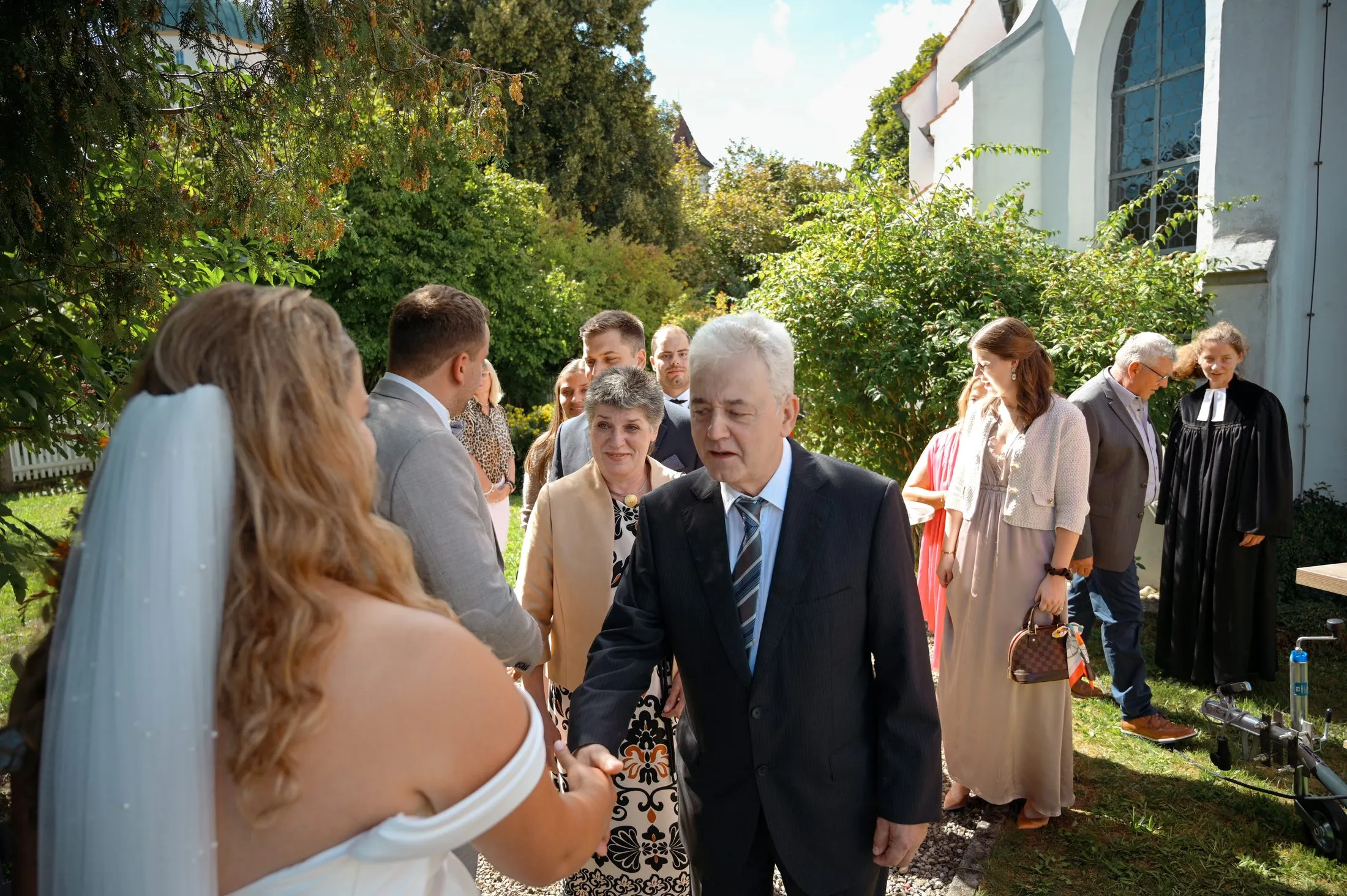 Gäste bei Lisa und Martins Hochzeit im Garten.