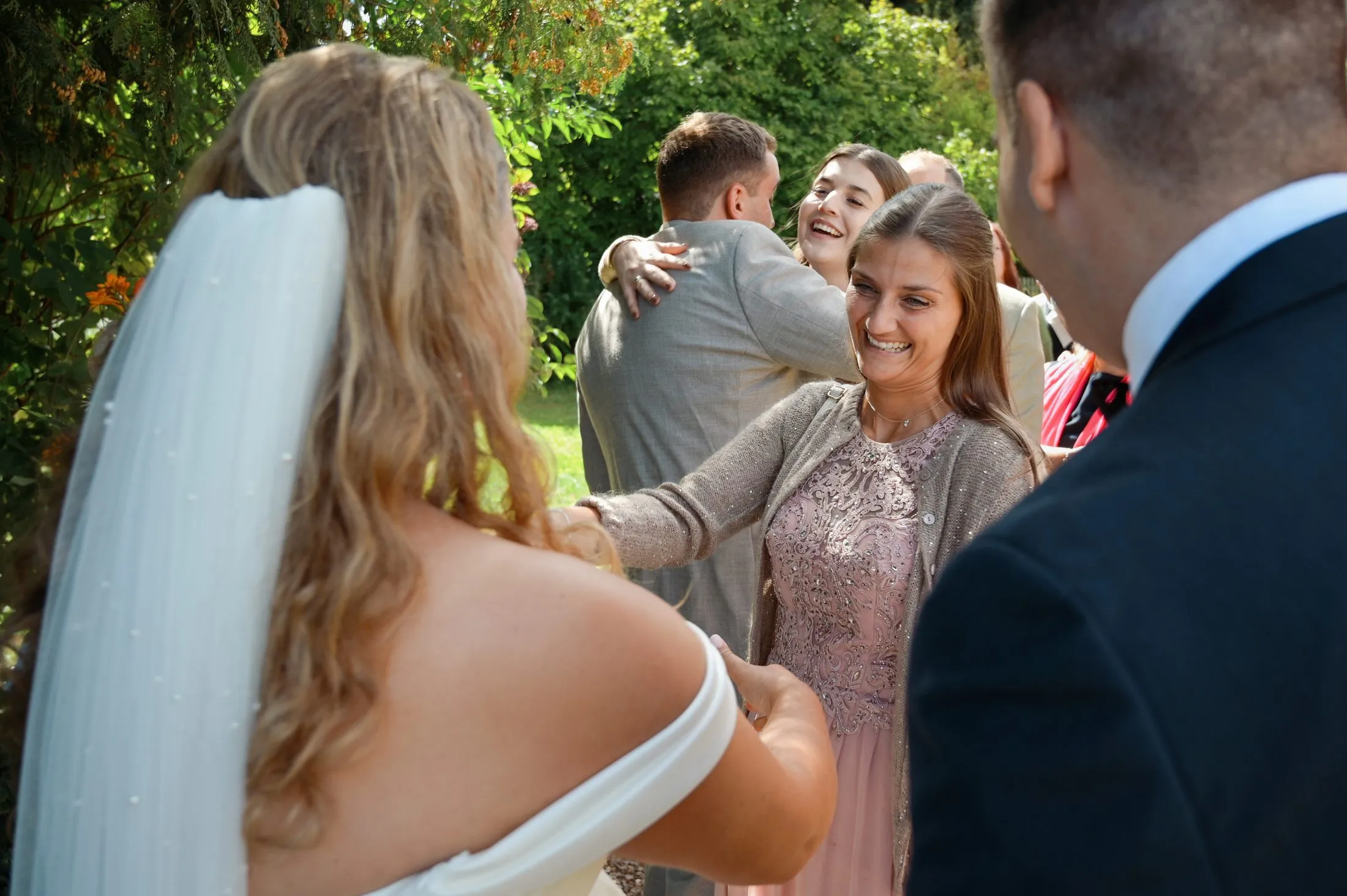 Ein Begegnungsmoment bei Lisa und Martins Hochzeit.