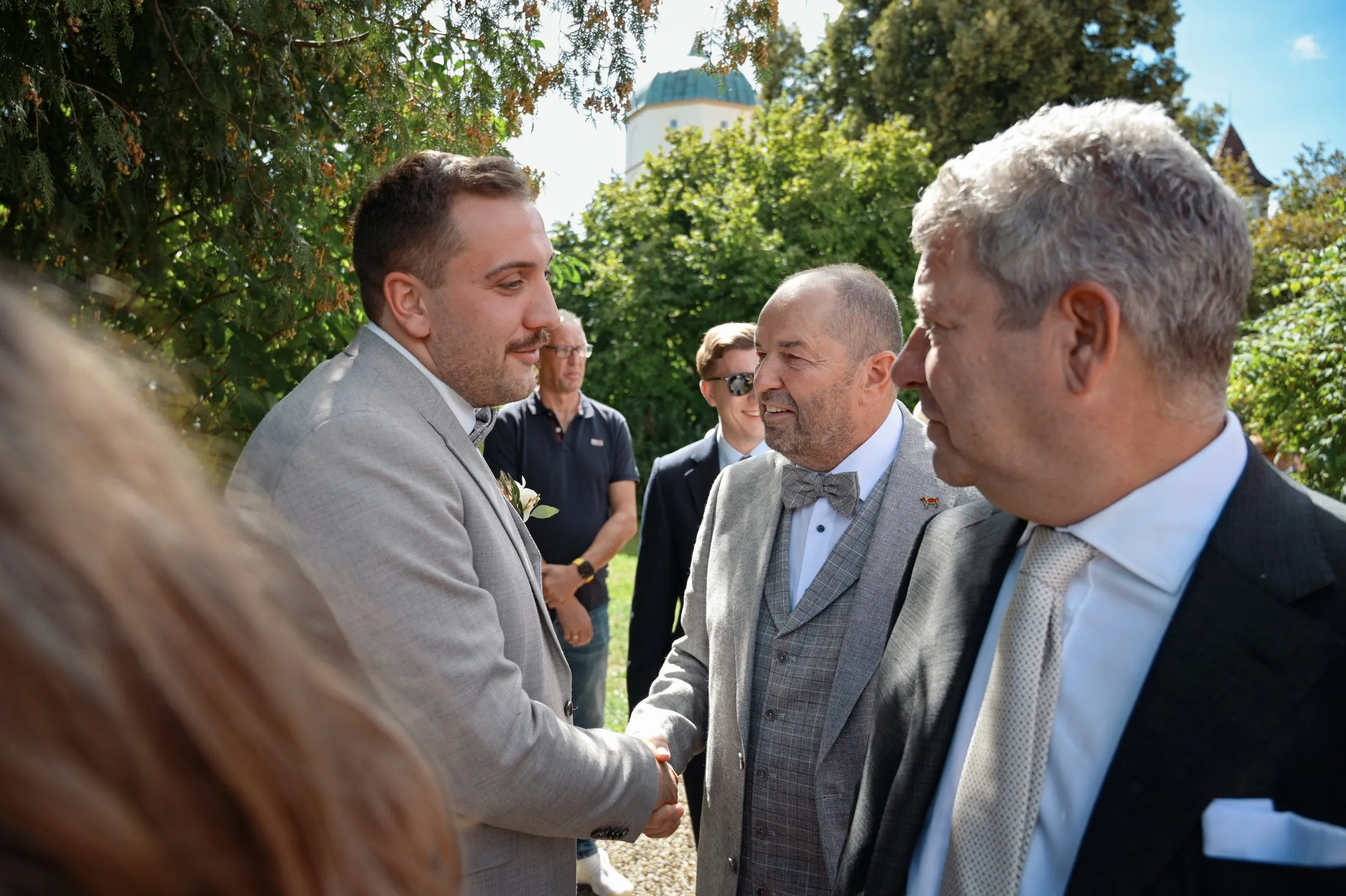 Gäste bei Lisa und Martins Hochzeit im Garten.
