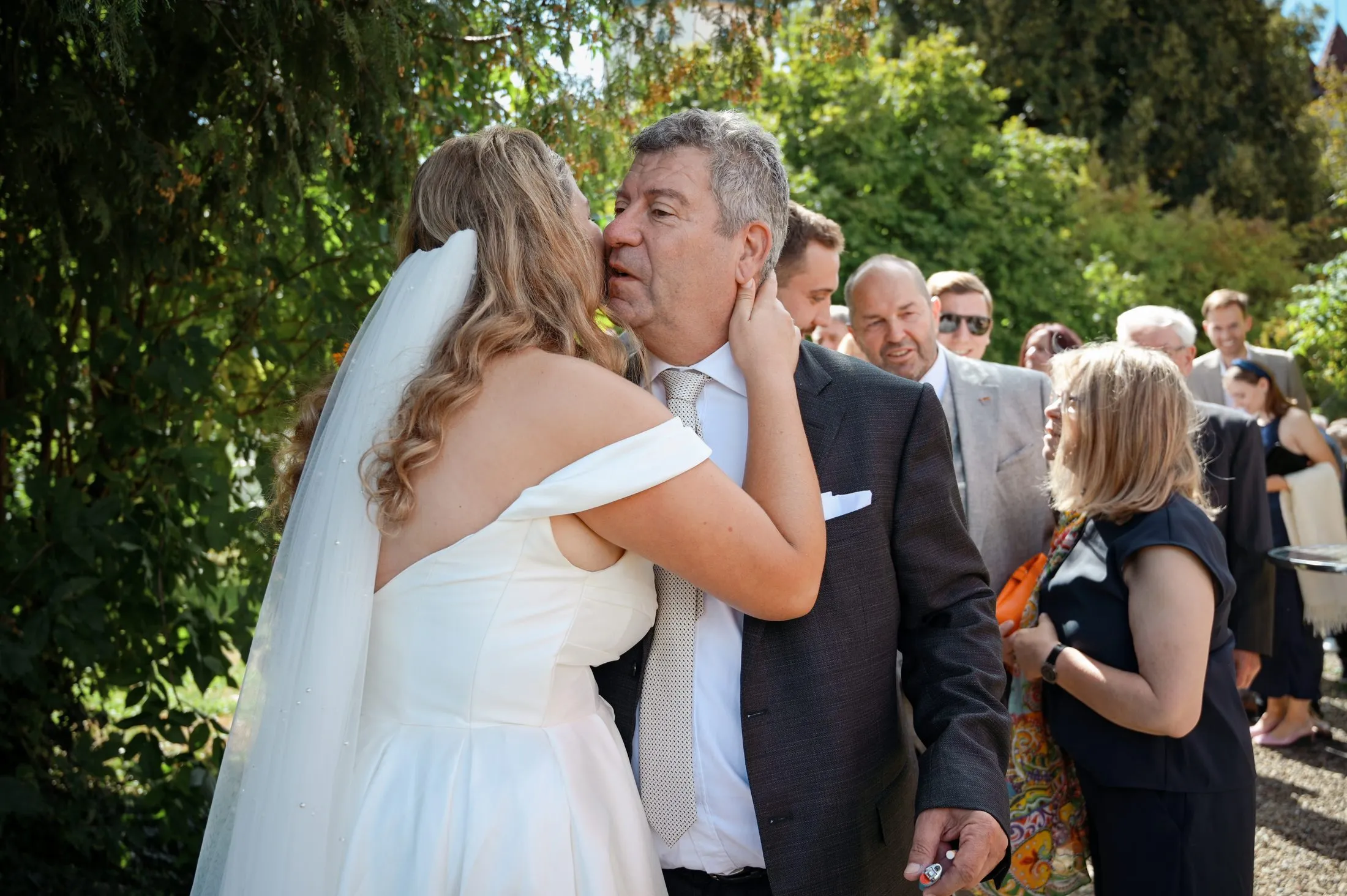 Ein Begegnungsmoment bei Lisa und Martins Hochzeit.