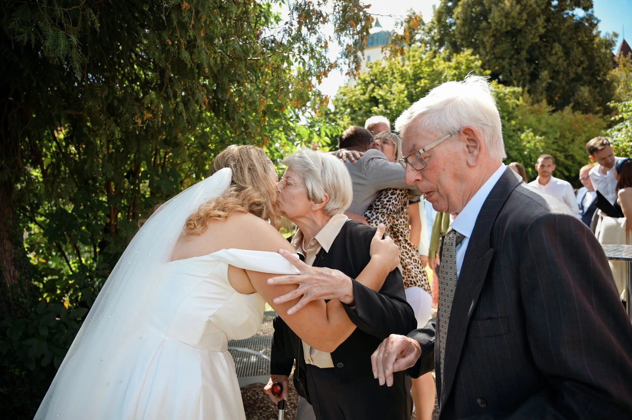 Gäste bei Lisa und Martins Hochzeit im Garten.