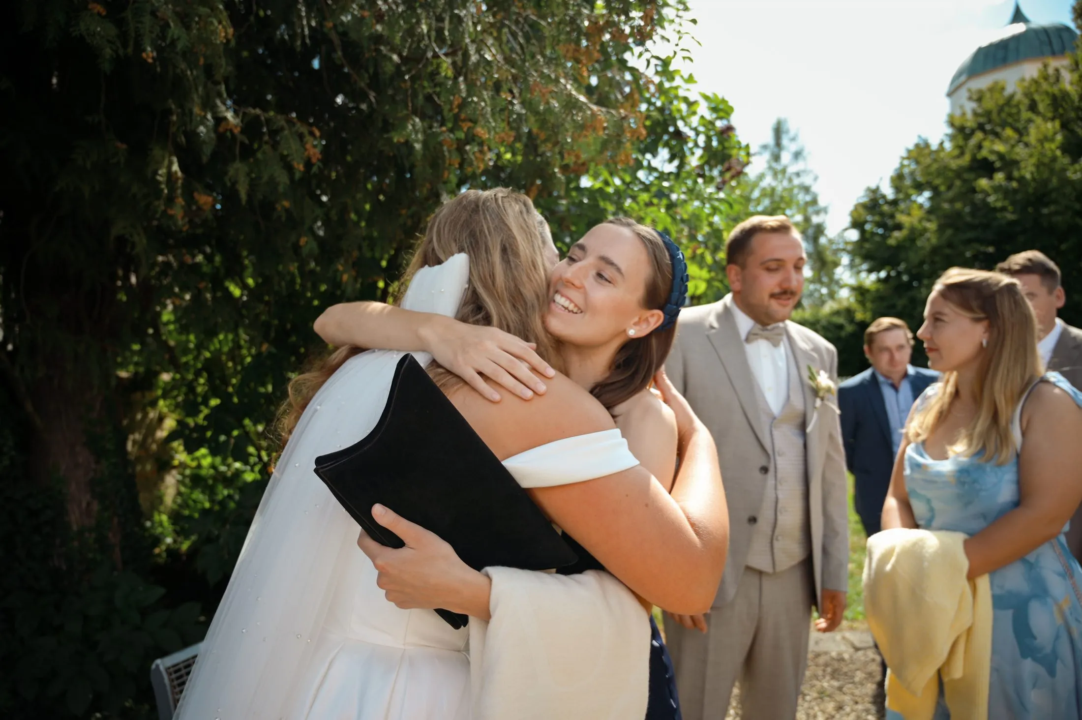 Gäste bei Lisa und Martins Hochzeit im Garten.