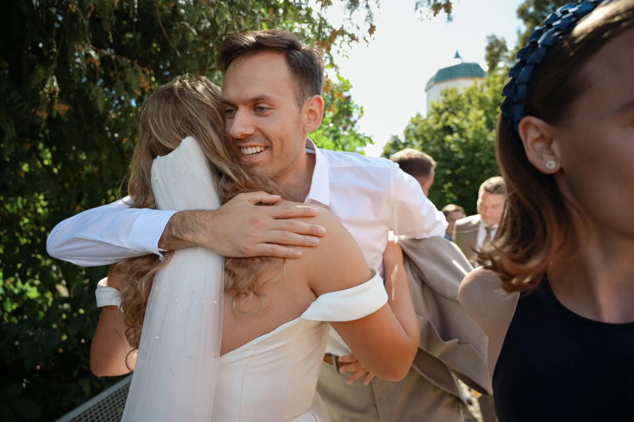 Ein Begegnungsmoment bei Lisa und Martins Hochzeit.