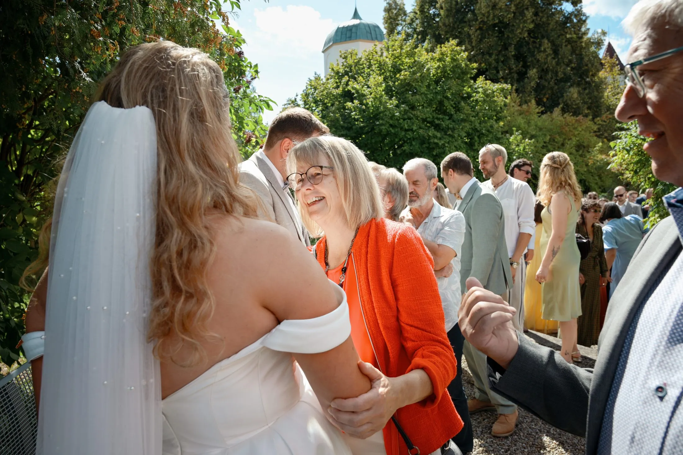 Ein Begegnungsmoment bei Lisa und Martins Hochzeit.