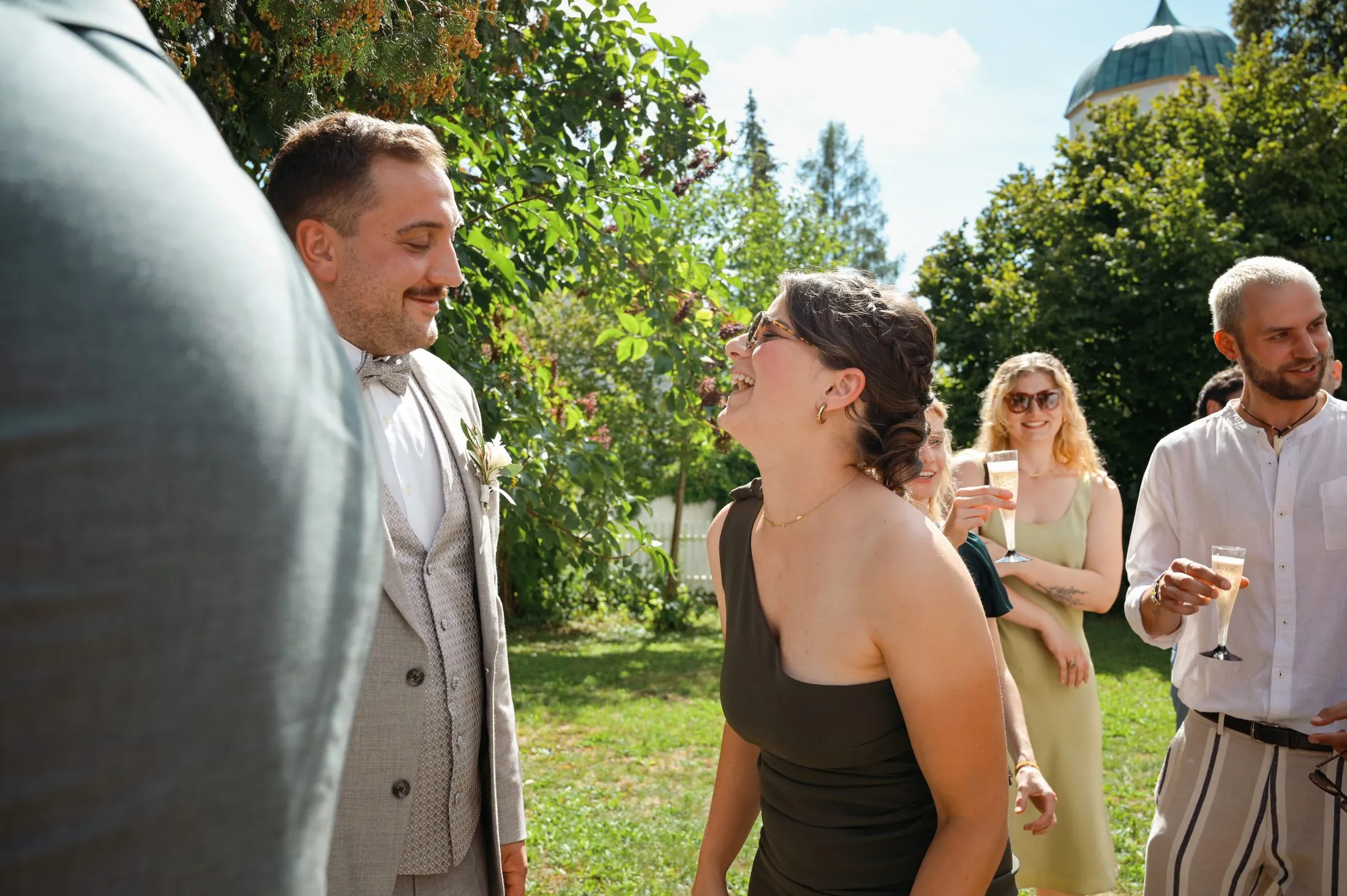 Gäste bei Lisa und Martins Hochzeit im Garten.