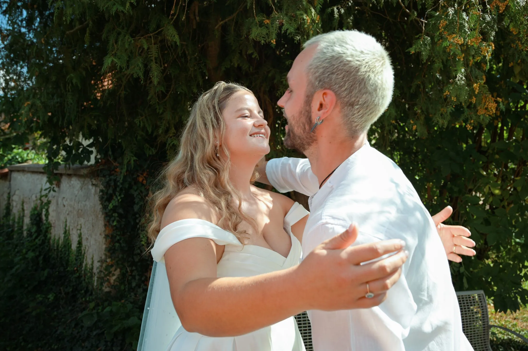 Gäste bei Lisa und Martins Hochzeit im Garten.