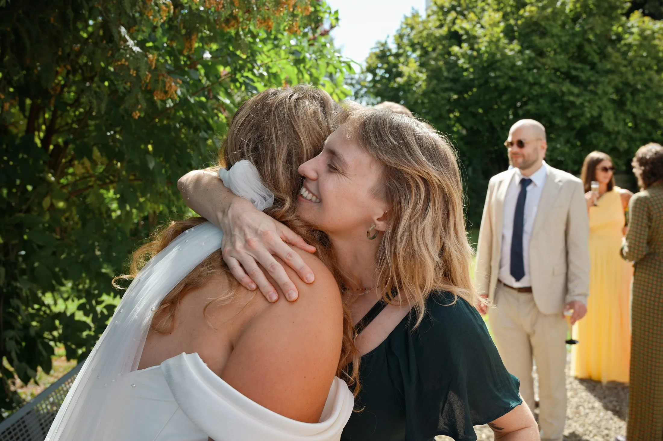Ein Begegnungsmoment bei Lisa und Martins Hochzeit.
