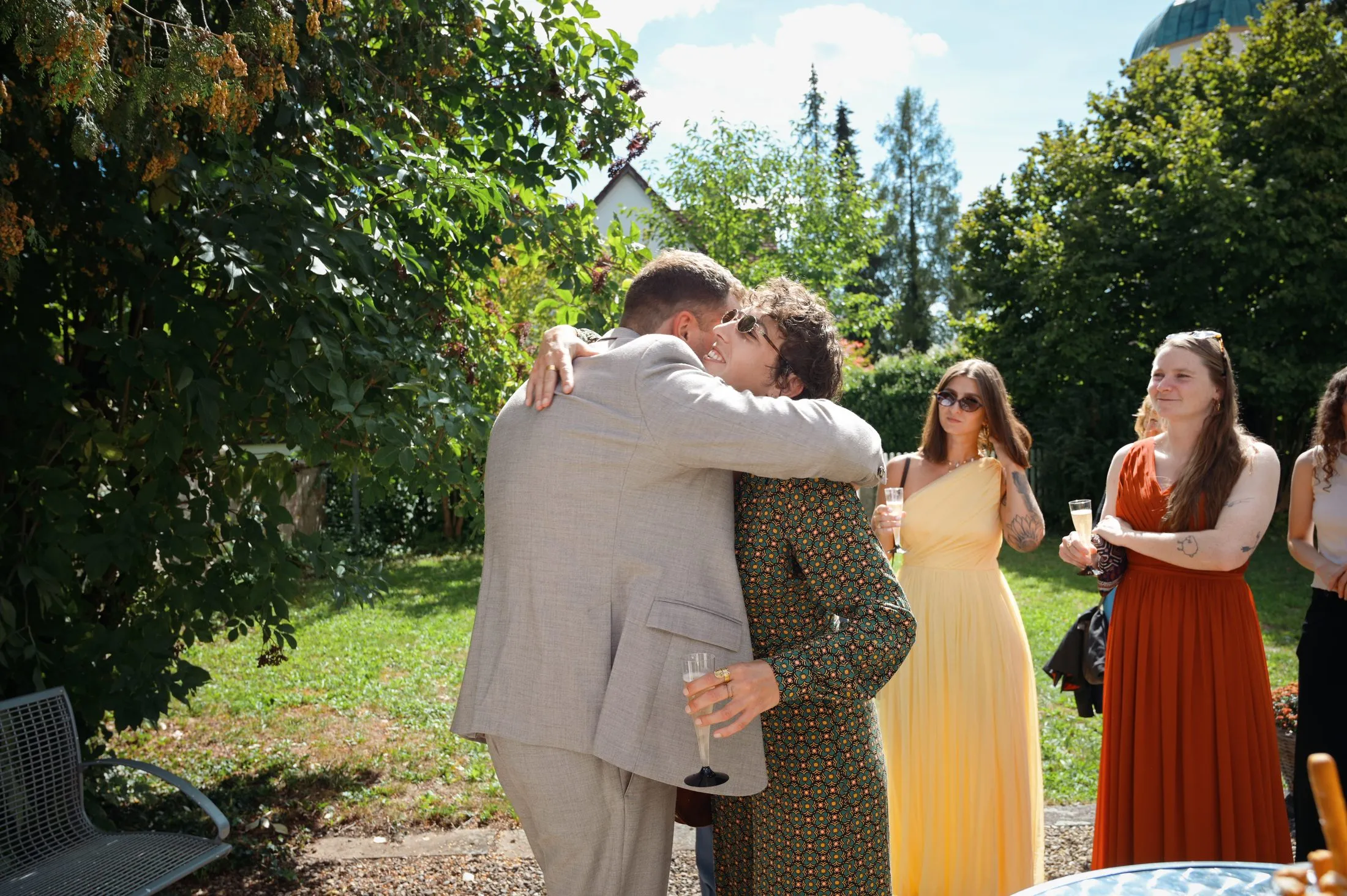Gäste bei Lisa und Martins Hochzeit im Garten.