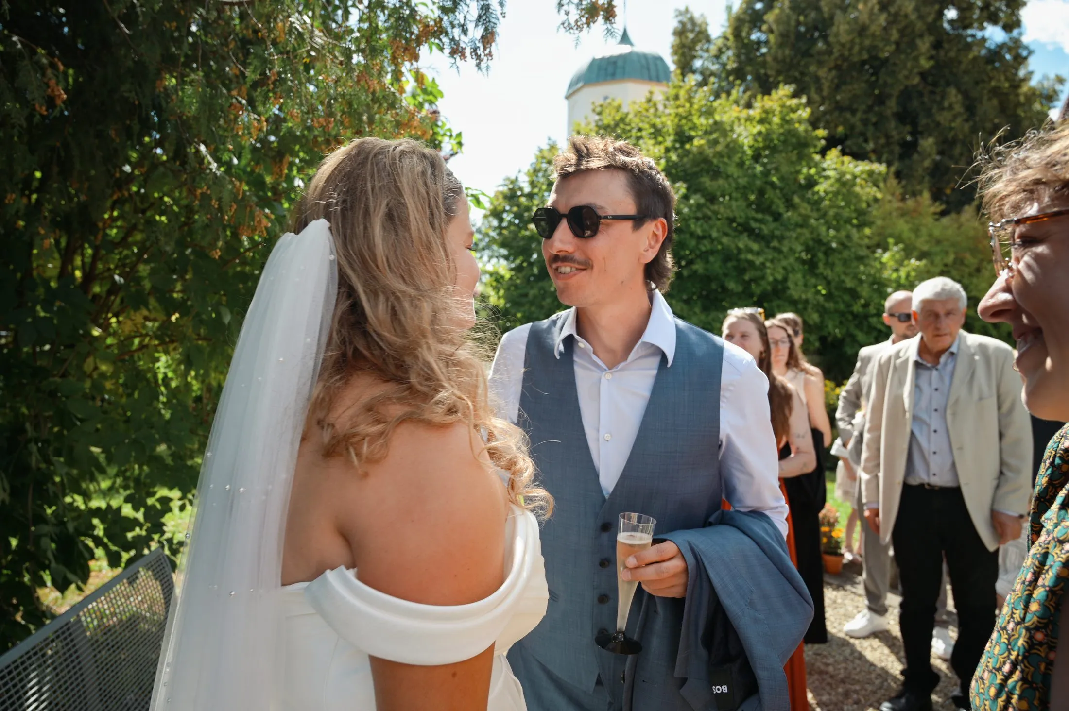 Ein Begegnungsmoment bei Lisa und Martins Hochzeit.