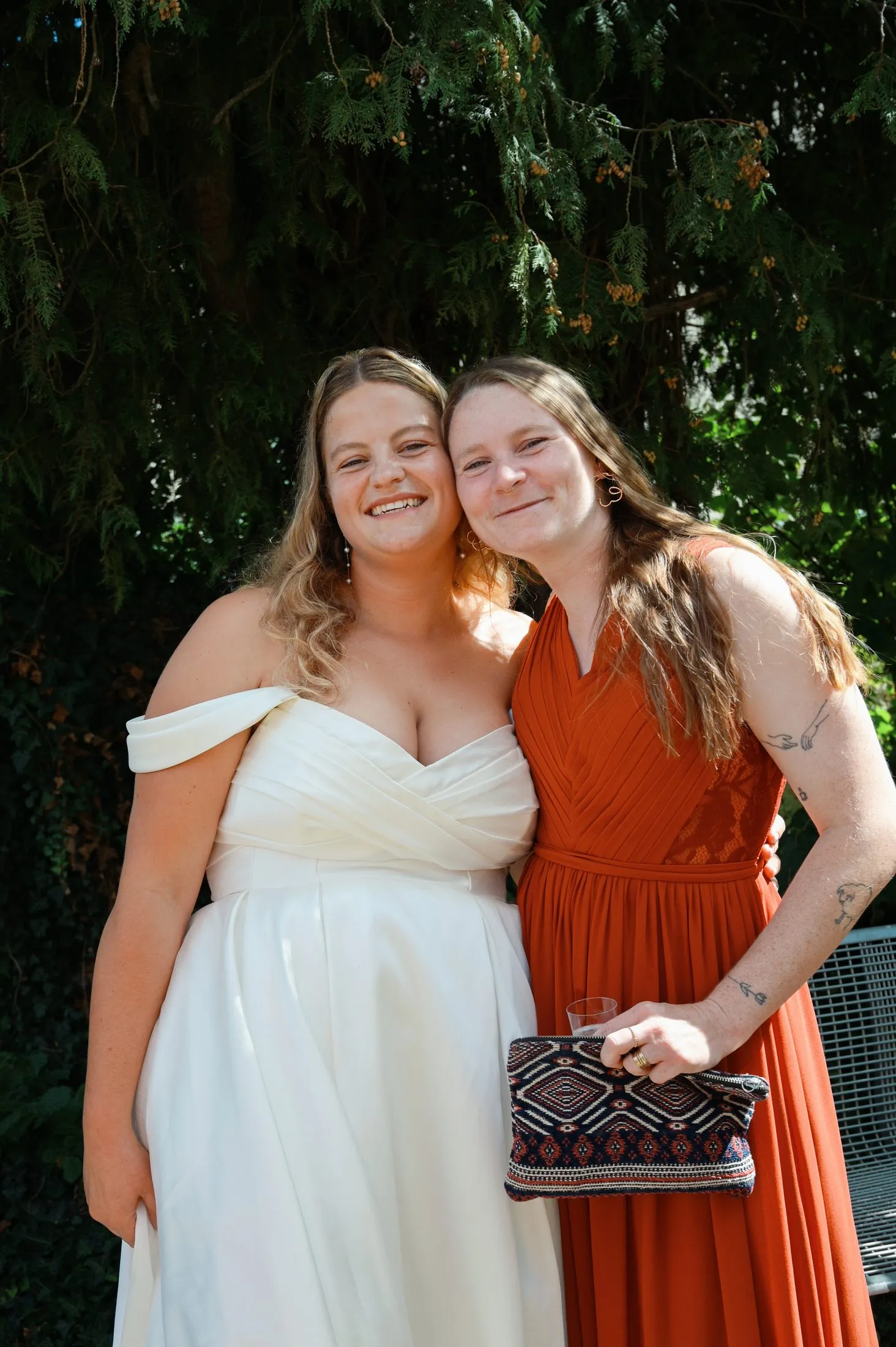 Gäste bei Lisa und Martins Hochzeit im Garten.