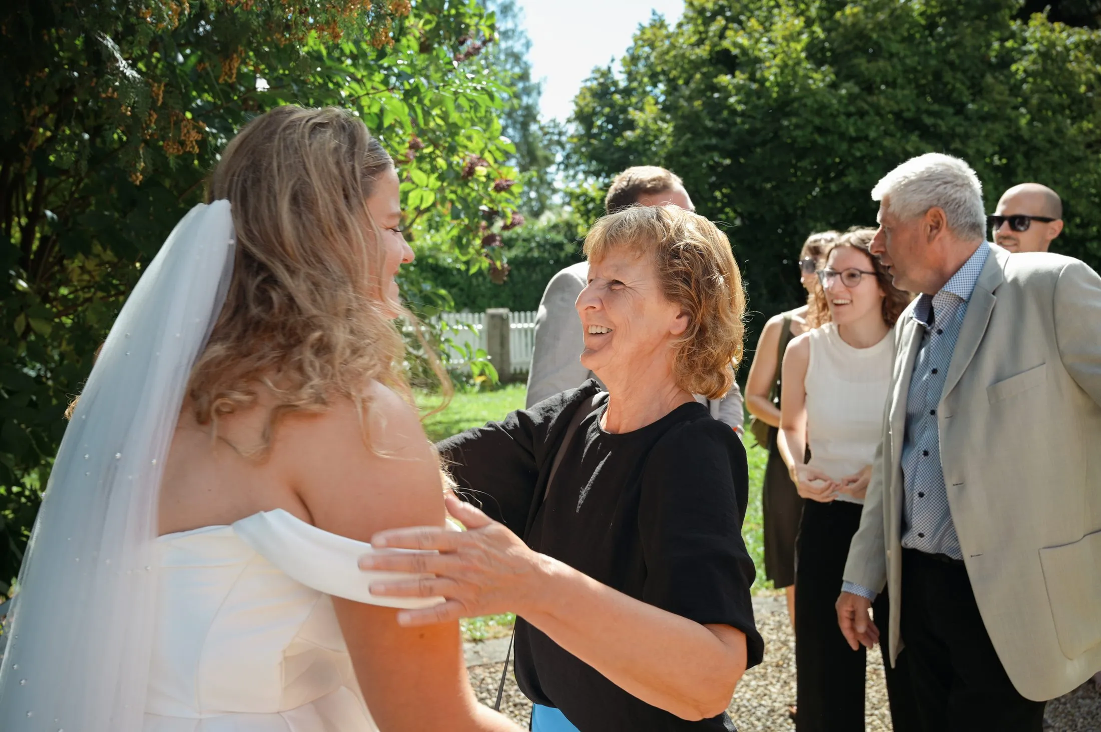 Ein Begegnungsmoment bei Lisa und Martins Hochzeit.