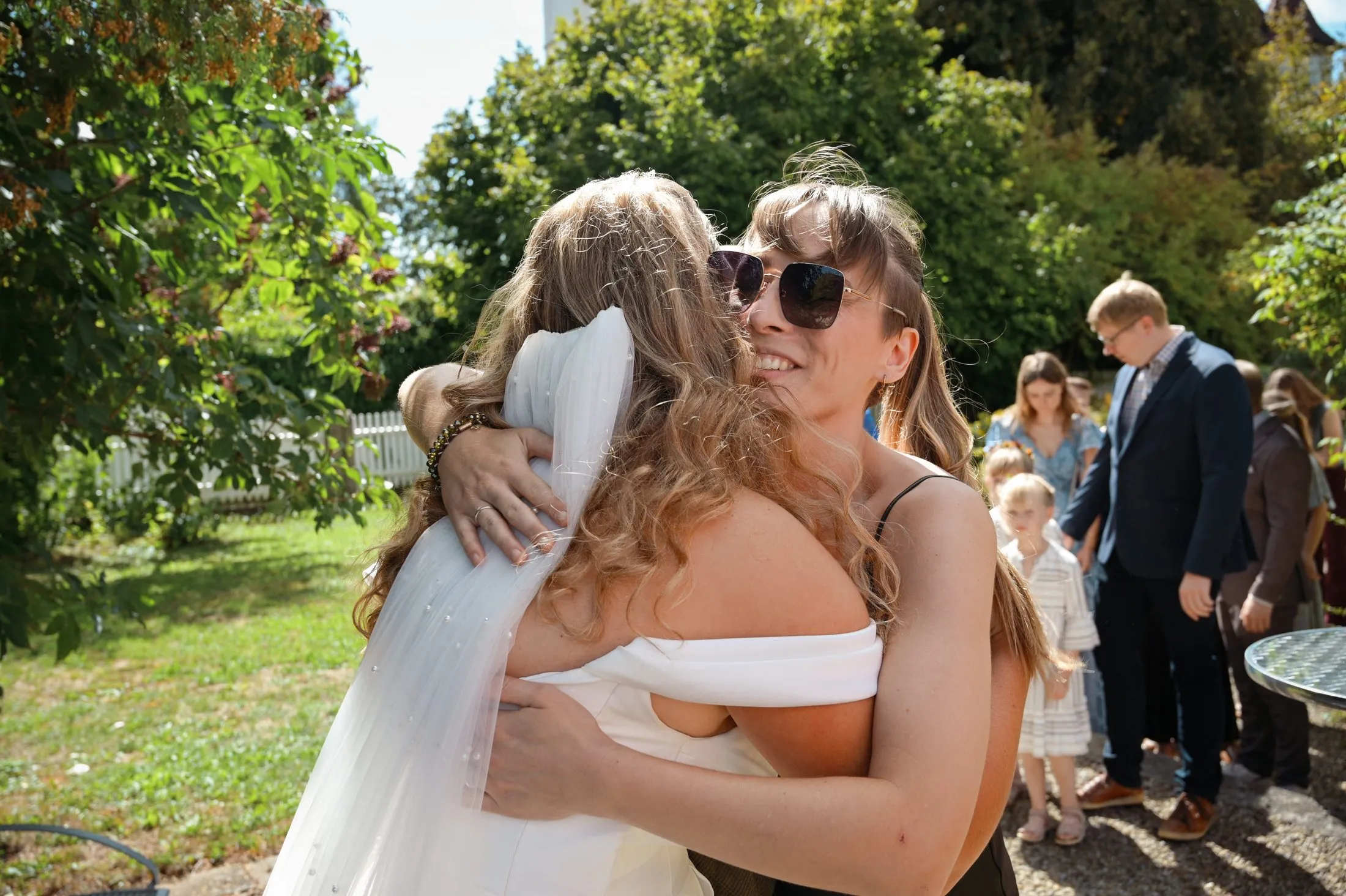 Gäste bei Lisa und Martins Hochzeit im Garten.