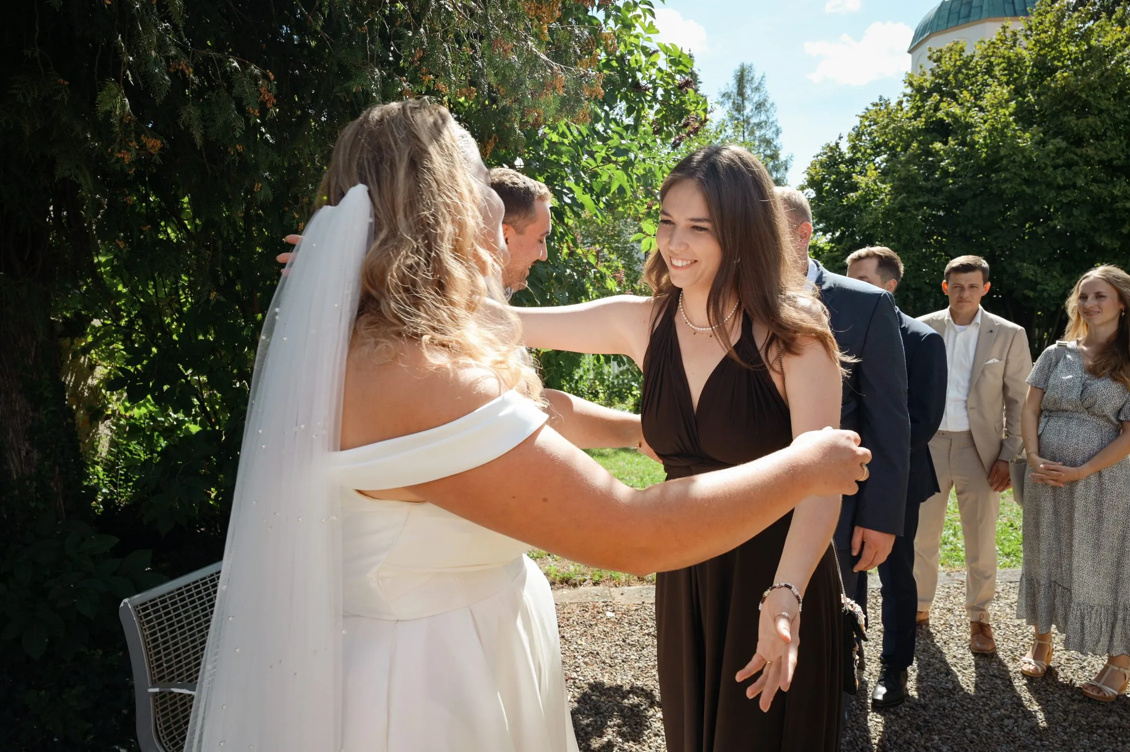 Gäste bei Lisa und Martins Hochzeit im Garten.