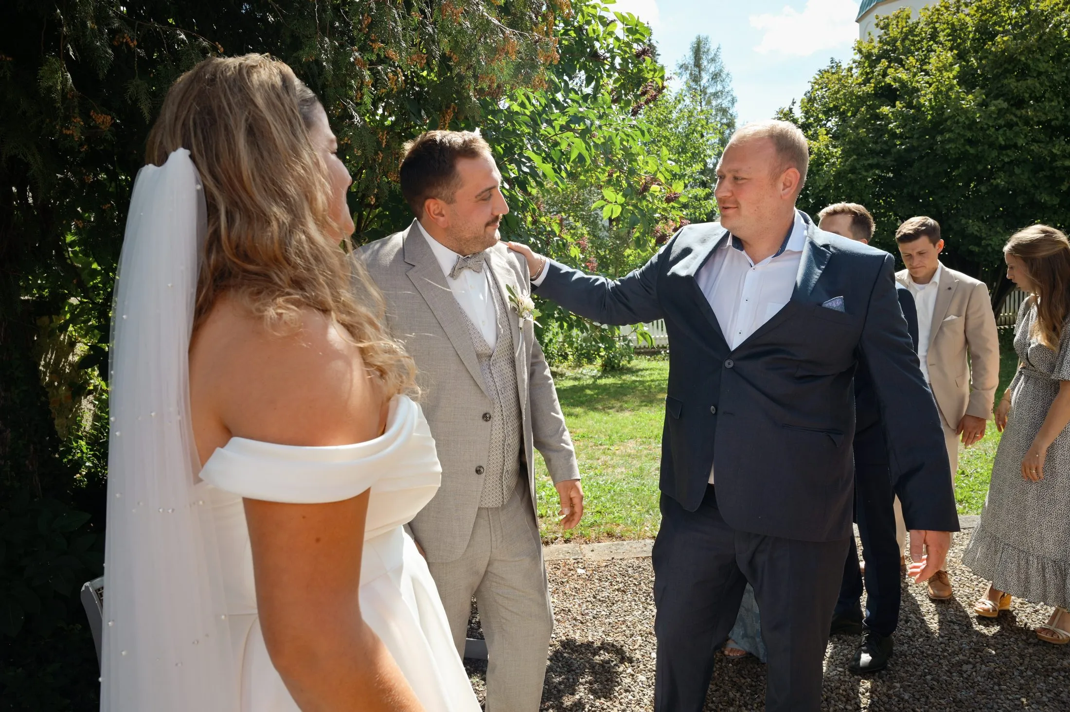 Ein Begegnungsmoment bei Lisa und Martins Hochzeit.