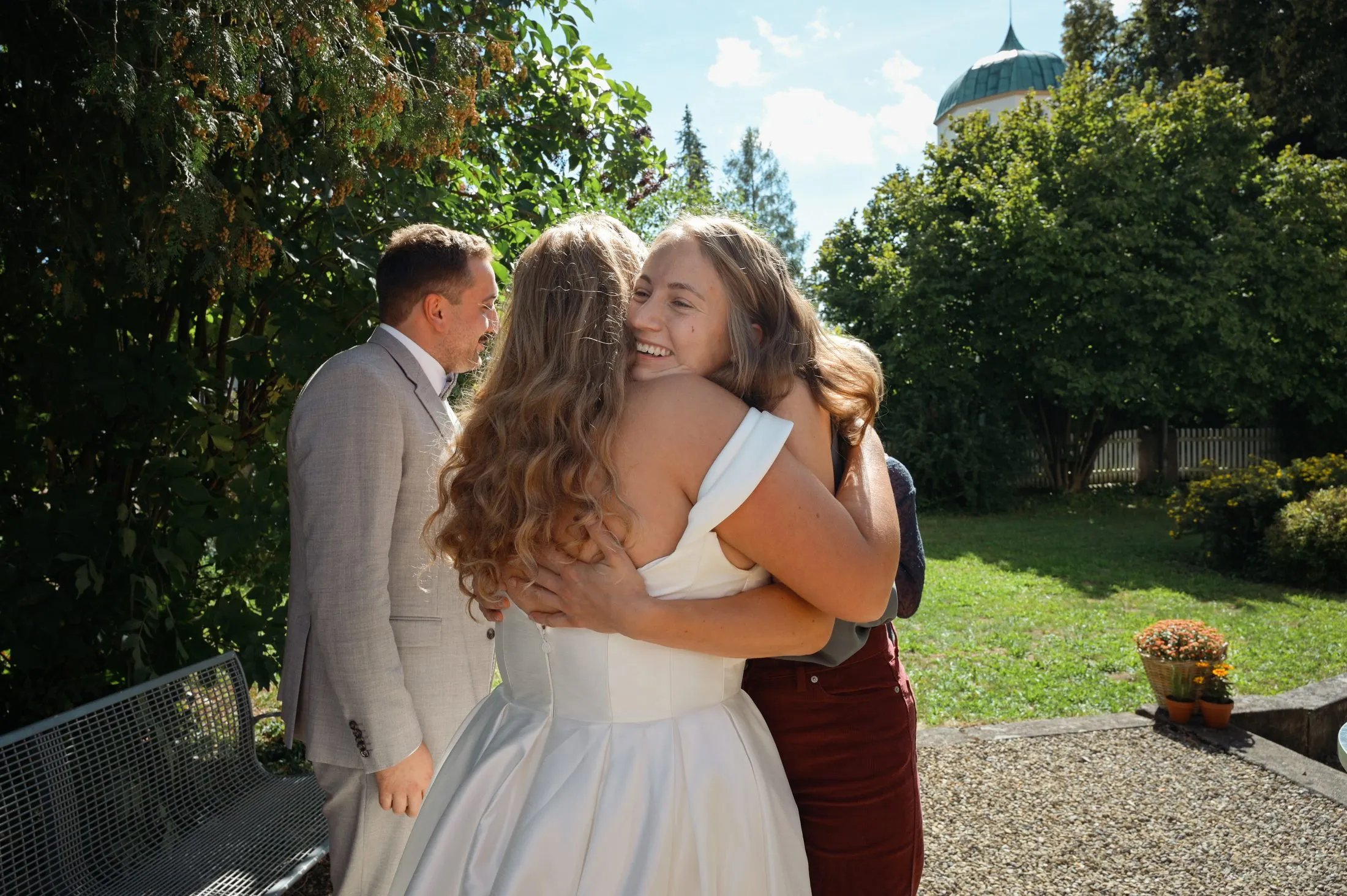 Gäste bei Lisa und Martins Hochzeit im Garten.