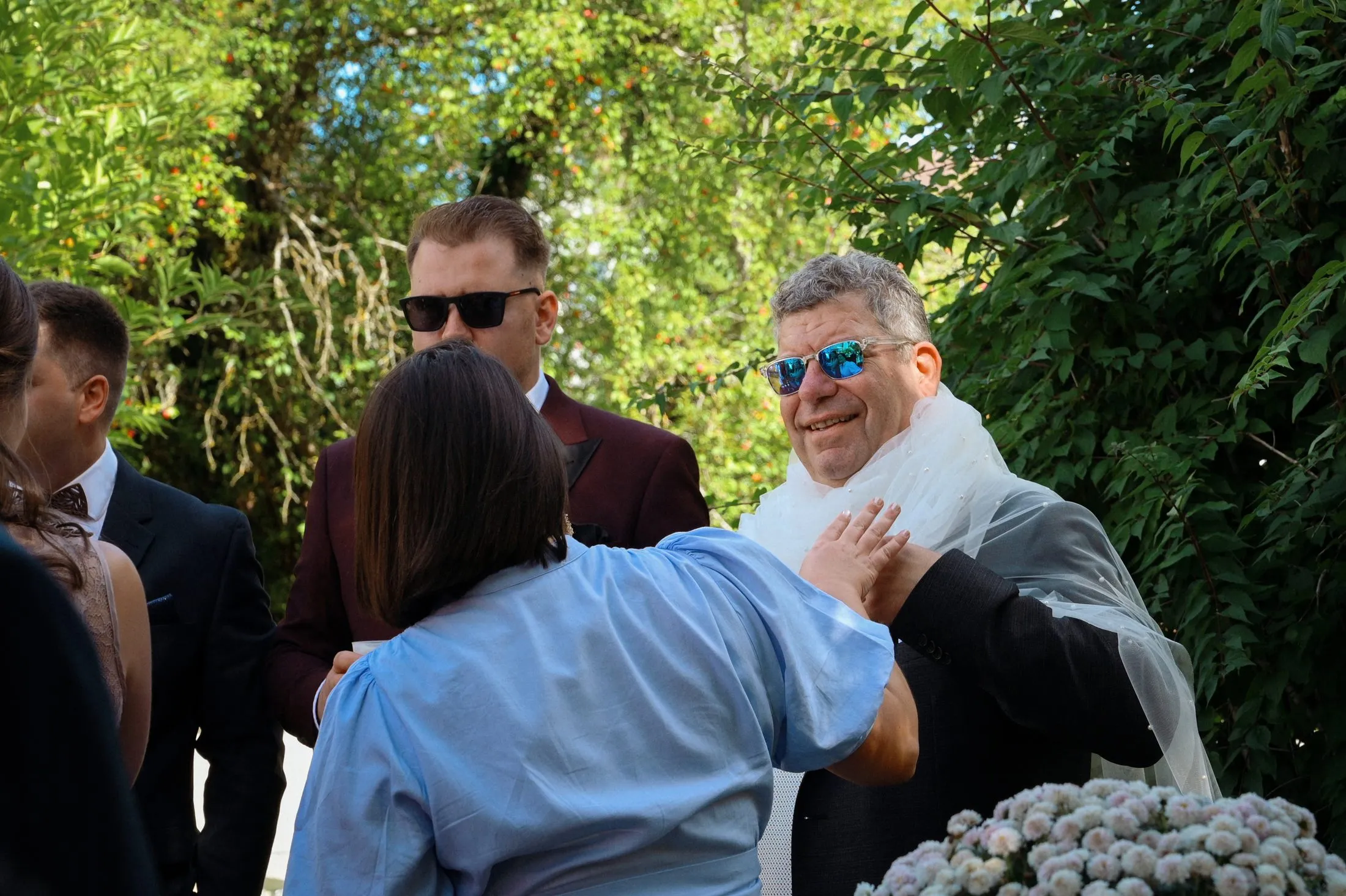 Ein Begegnungsmoment bei Lisa und Martins Hochzeit.