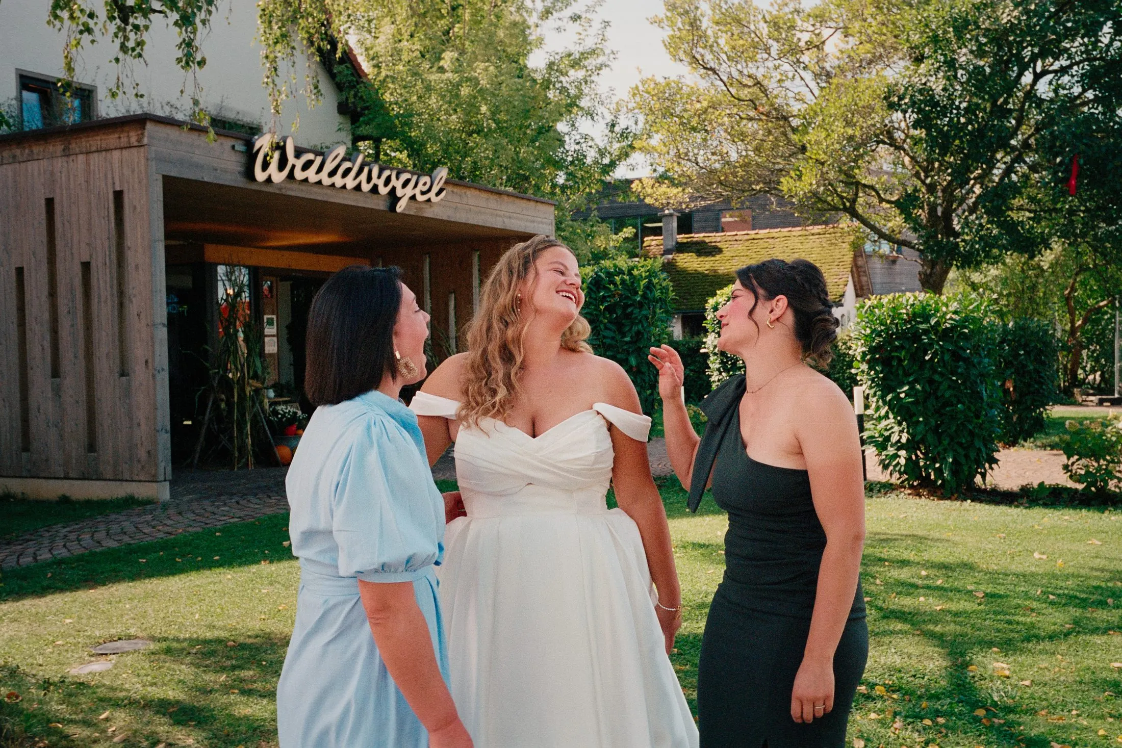 Ein Begegnungsmoment bei Lisa und Martins Hochzeit.