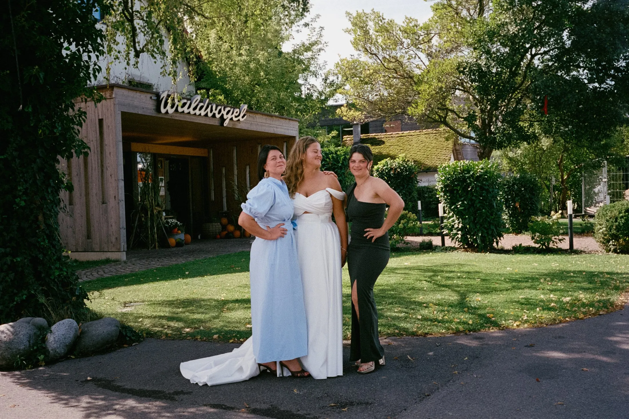 Gäste bei Lisa und Martins Hochzeit im Garten.