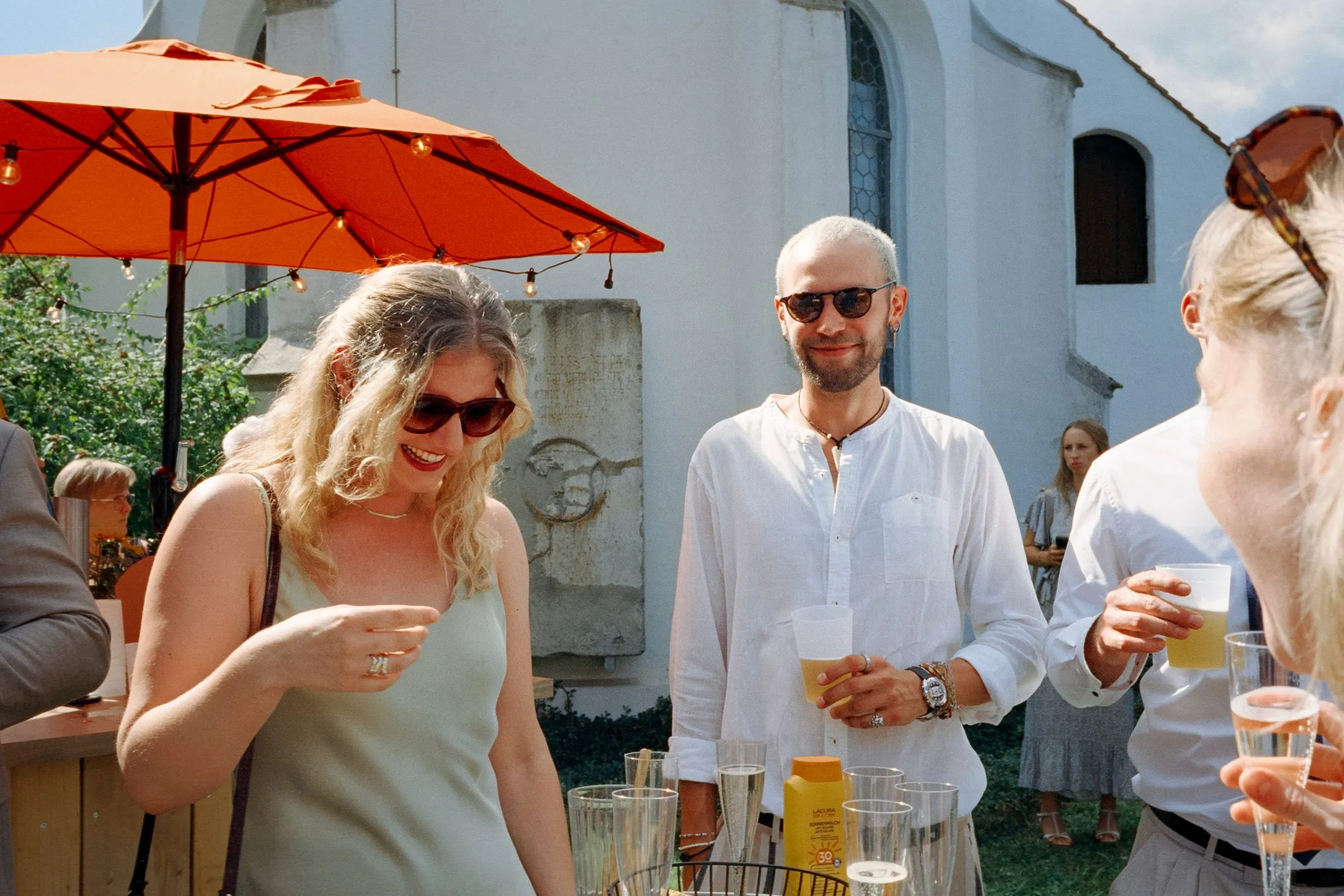 Gäste bei Lisa und Martins Hochzeit im Garten.