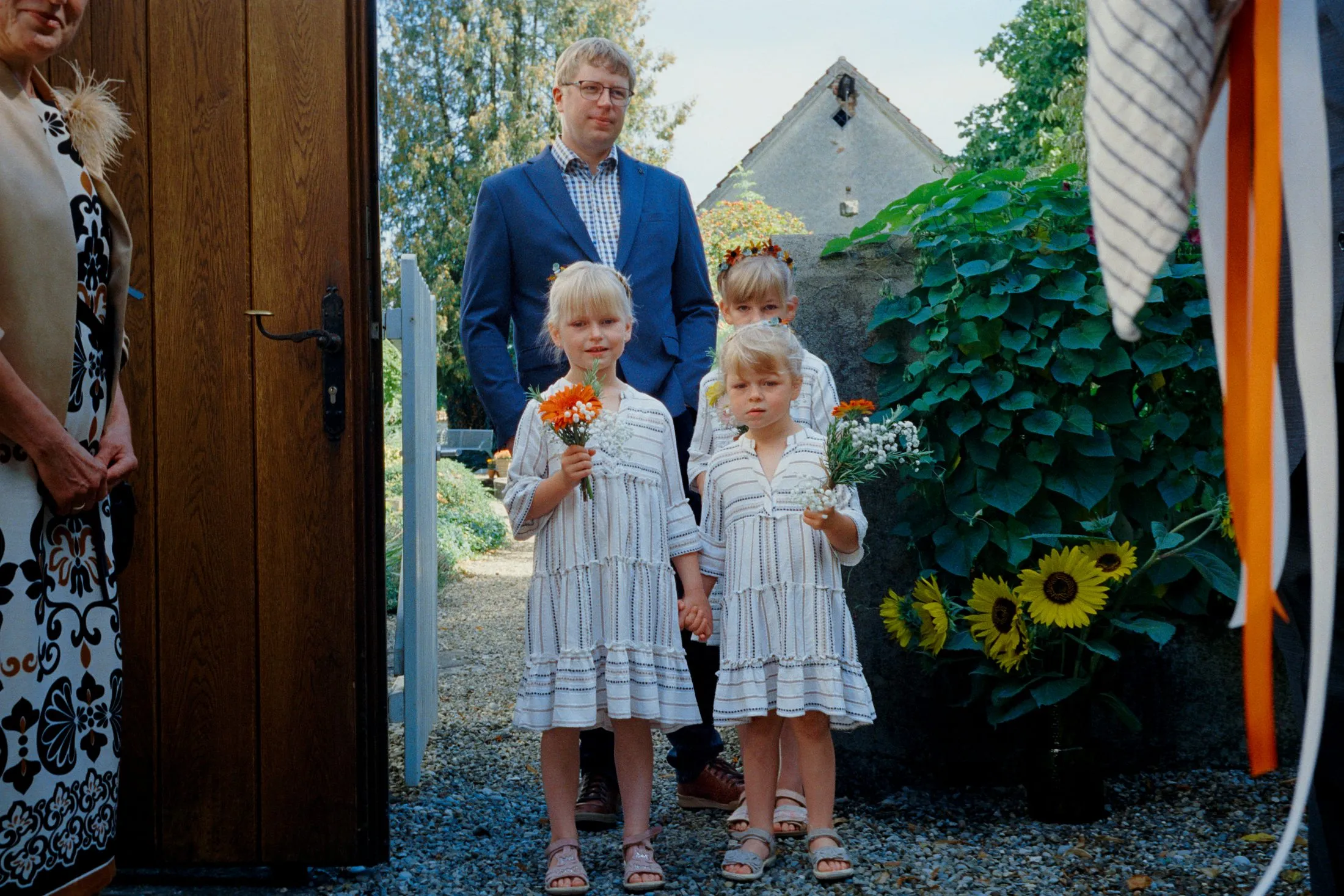 Kinder vor der Kirche während der Hochzeit.