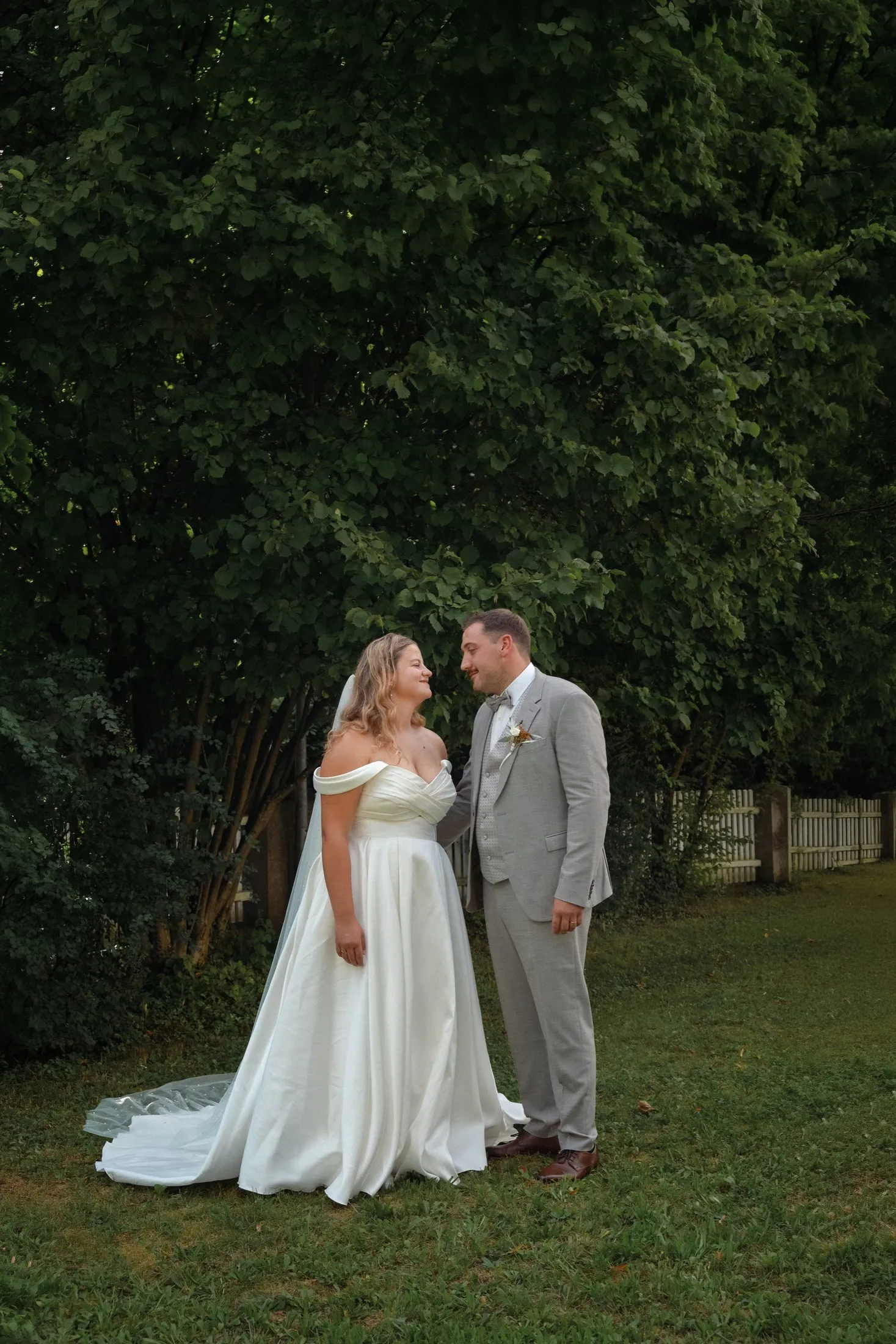 Lisa und Martin mit Brautstrauß bei ihren Hochzeitsbildern.